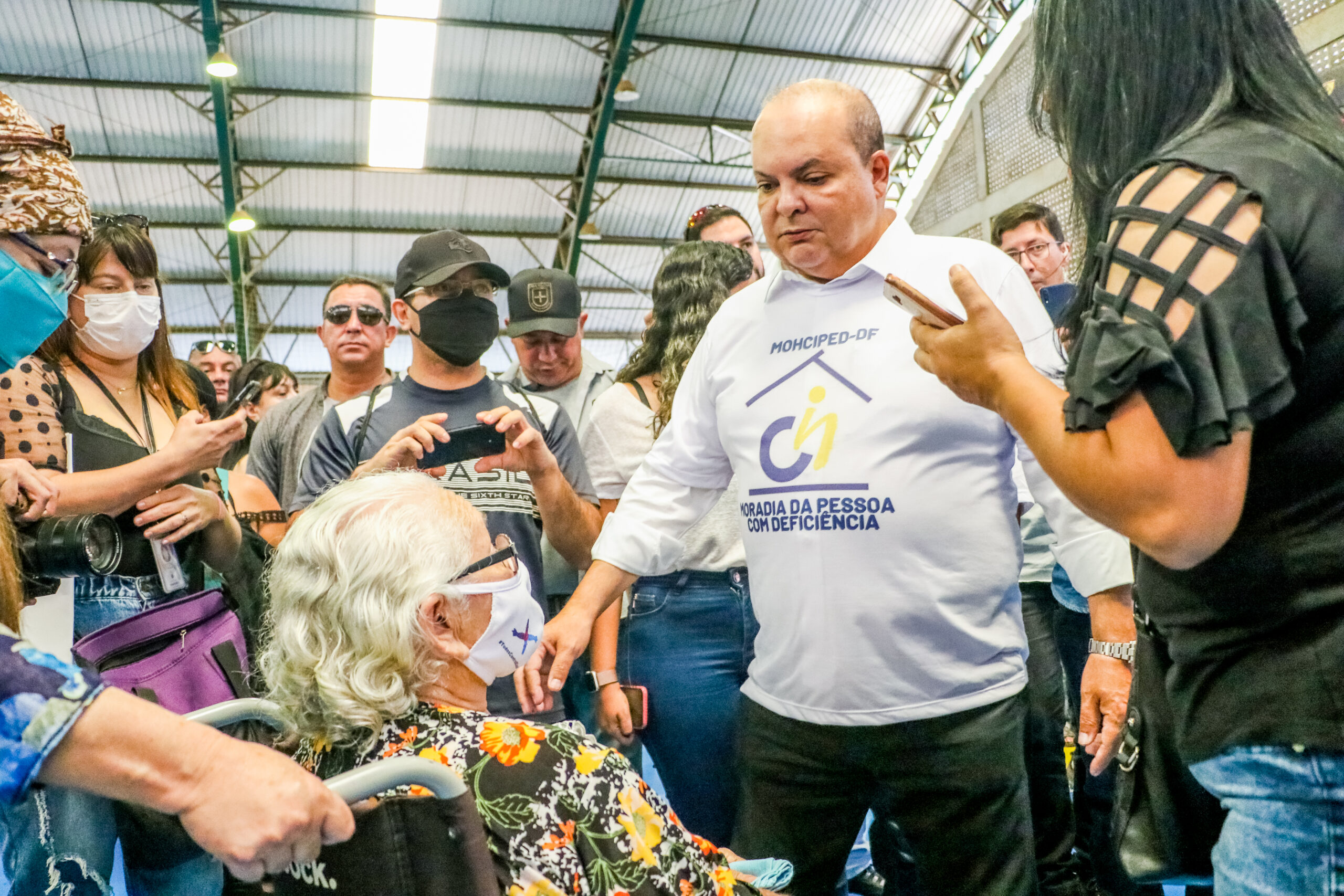 Em Ceilândia, onde anunciou a novidade, governador também conversou com os moradores | Foto: Renato Alves/Agência Brasília