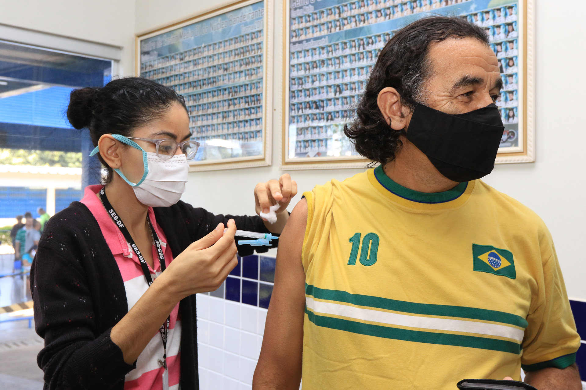 Raimundo Bandeira aproveitou a oportunidade: “Acabei de tomar a dose de reforço da vacina contra a covid-19 e aconselho vocês a também participarem das campanhas de imunização” | Foto: Sandro Araújo/Agência Saúde