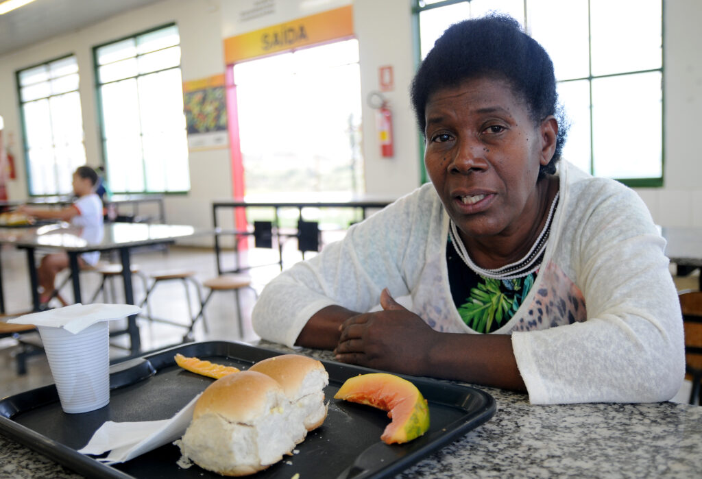 A aposentada Ana Pereira dos Santos, 60 anos, vai à unidade de Brazlândia sempre que pode: “Hoje, por exemplo, não tinha nada para comer lá em casa”, afirmou na terça (3)