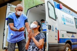Carro da vacina leva o imunizante à população em situação de vulnerabilidade com ausência de equipamentos públicos e falta de infraestrutura | Foto: Paulo H Carvalho/Agência Brasília