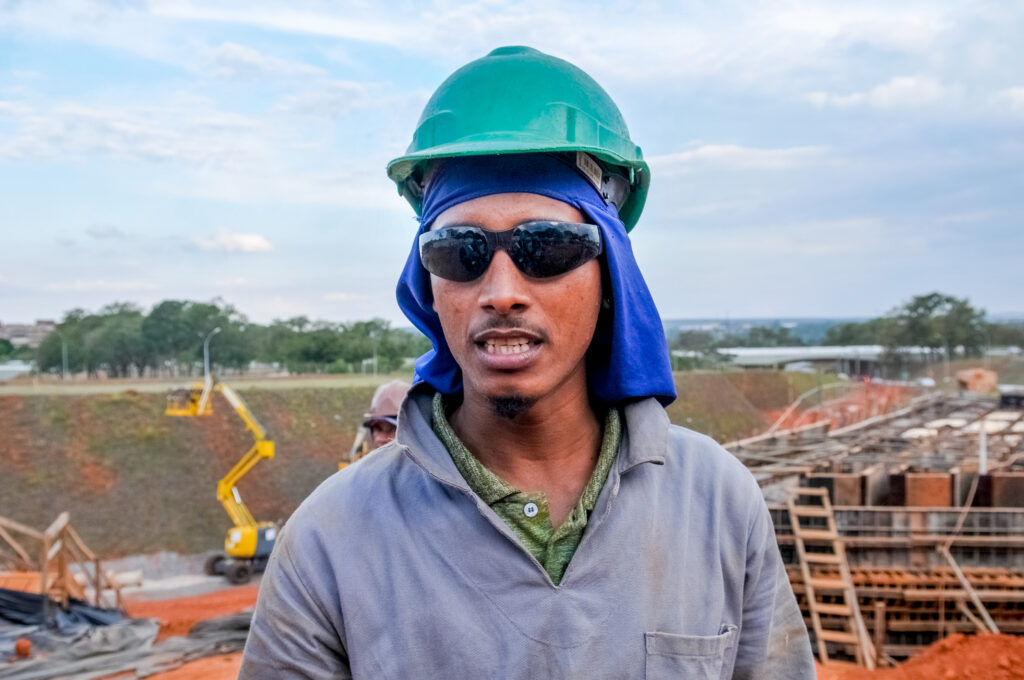 O maranhense Elis Antônio, 29 anos, veio para Brasília a fim de trabalhar como carpinteiro: foi contratado para fazer parte da equipe que constrói os viadutos