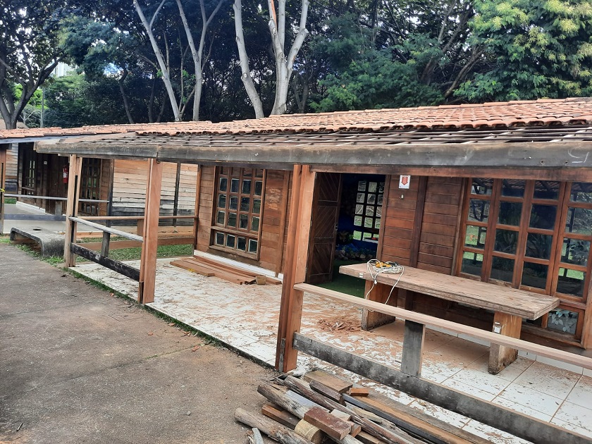 As casas utilizadas para atividades de pedagogia ambiental estão sendo renovadas com lixa, verniz e janelas e portas recuperadas | Foto Divulgação Brasília Ambiental