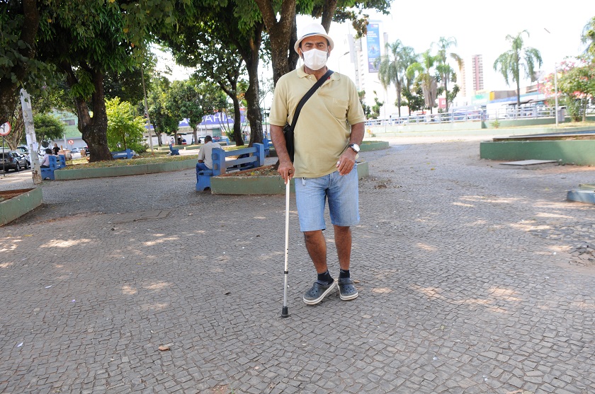 Pessoas que usam bengala, como o aposentado João Batista, serão beneficiados pelo novo piso de concreto moldado in loco, com poucas irregularidades