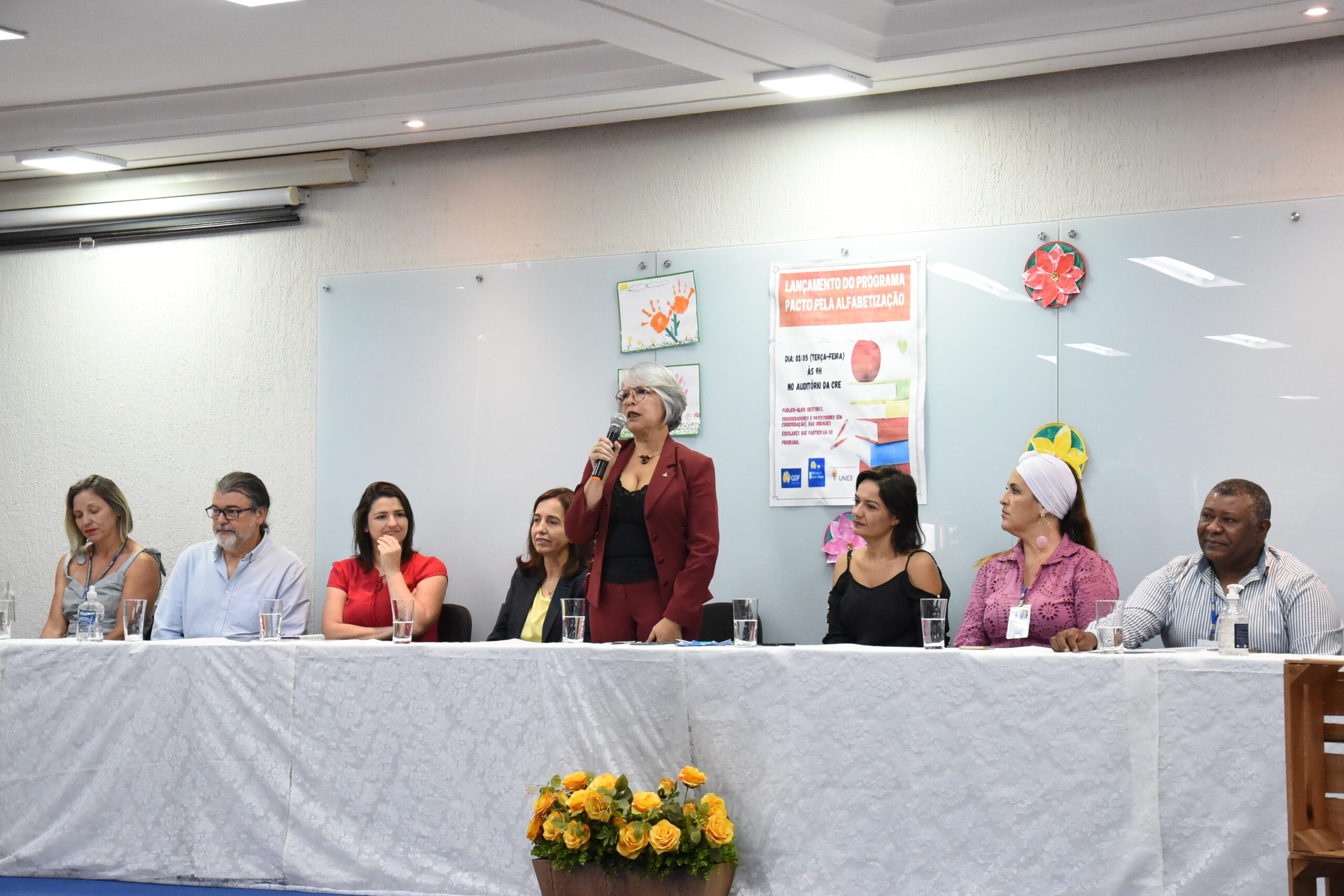 A secretária de Educação, Hélvia Paranaguá (C), participou do lançamento do Pacto pela Alfabetização na manhã desta terça-feira (3) | Foto: Mary Leal/SEEDF