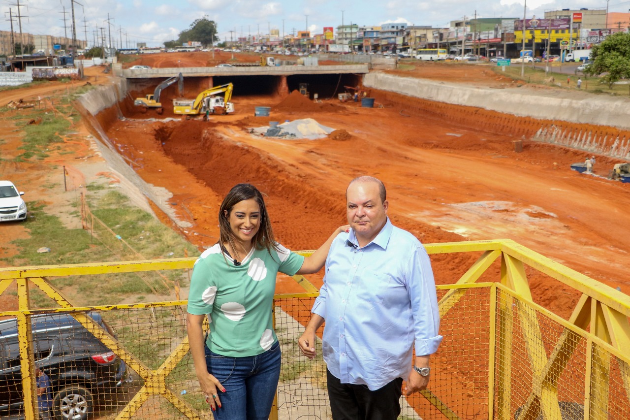 Em companhia da deputada federal Flávia Arruda, o governador Ibaneis Rocha subiu em uma passarela e observou os trabalhos em andamento | Foto: Renato Araújo/Agência Brasília
