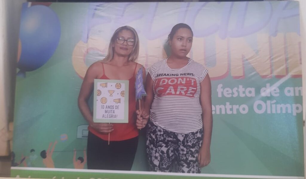 Maria de Fátima (E), 50 anos, com a a filha Graciele, 26: mãe acompanha a jovem, que tem autismo, nas aulas de natação no COP de Samambaia | Fotos: Divulgação/SEL