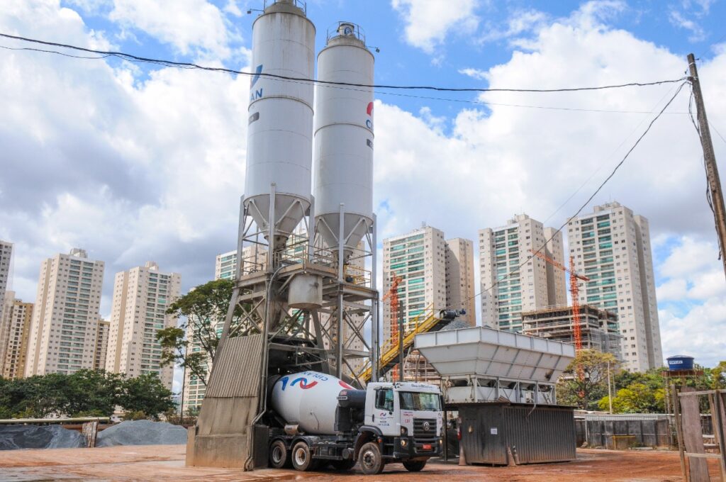 Fabricação do concreto usado na construção do Túnel de Taguatinga: durabilidade do piso feito com esse material é superior à do asfalto | Foto: Paulo H Carvalho/Agência Brasília
