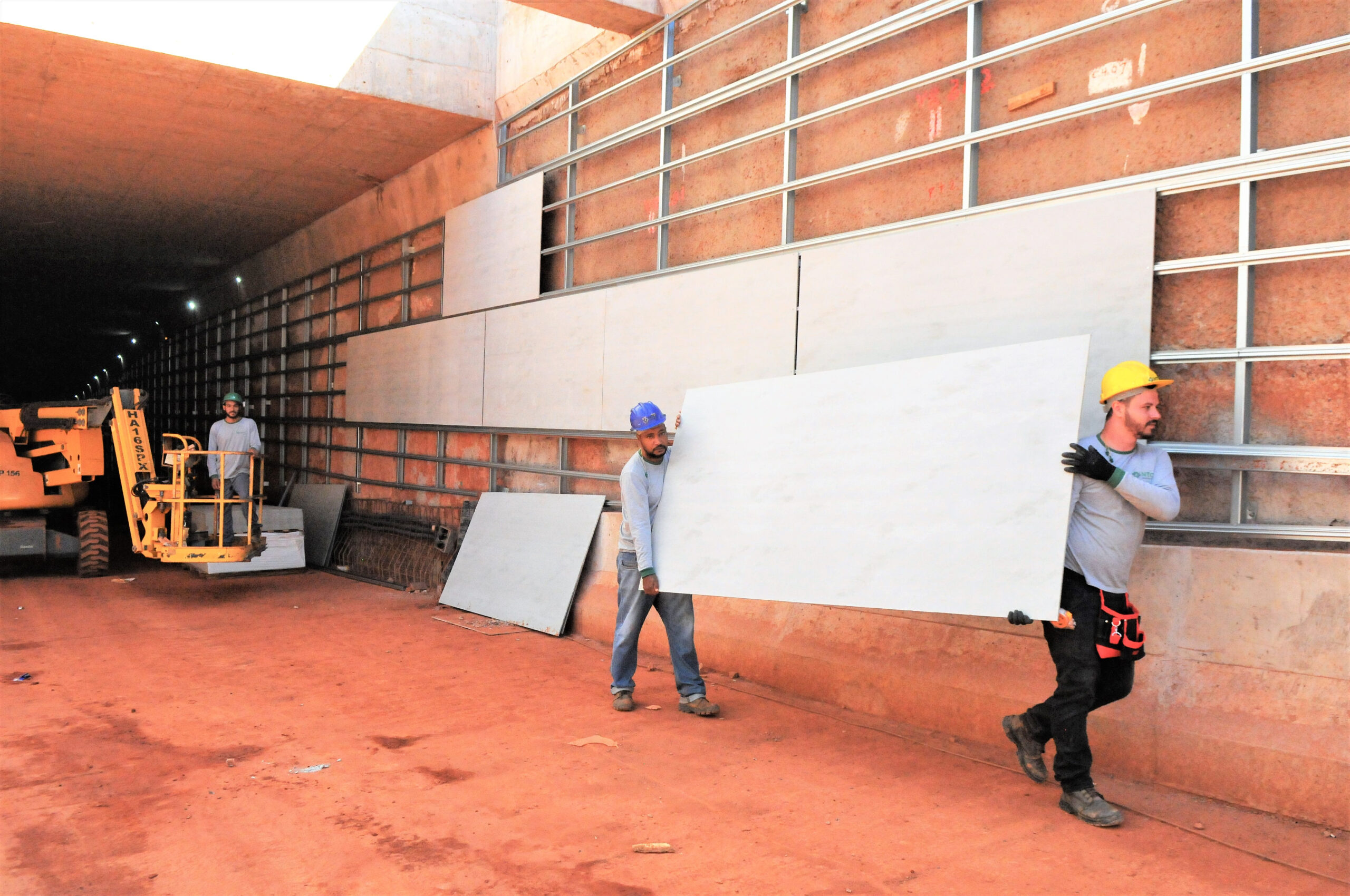 Uma média de 4 mil metros quadrados de placas cimentícias serão assentadas por mês no Túnel de Taguatinga | Fotos: Paulo H. Carvalho/Agência Brasília