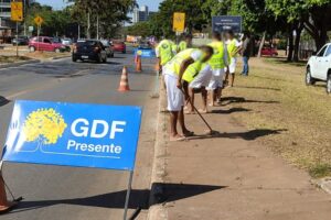 Os serviços executados nas ruas do Gama contaram com o apoio de sete reeducandos da Fundação de Amparo ao Trabalhador Preso (Funap) | Fotos: Divulgação / GDF Presente