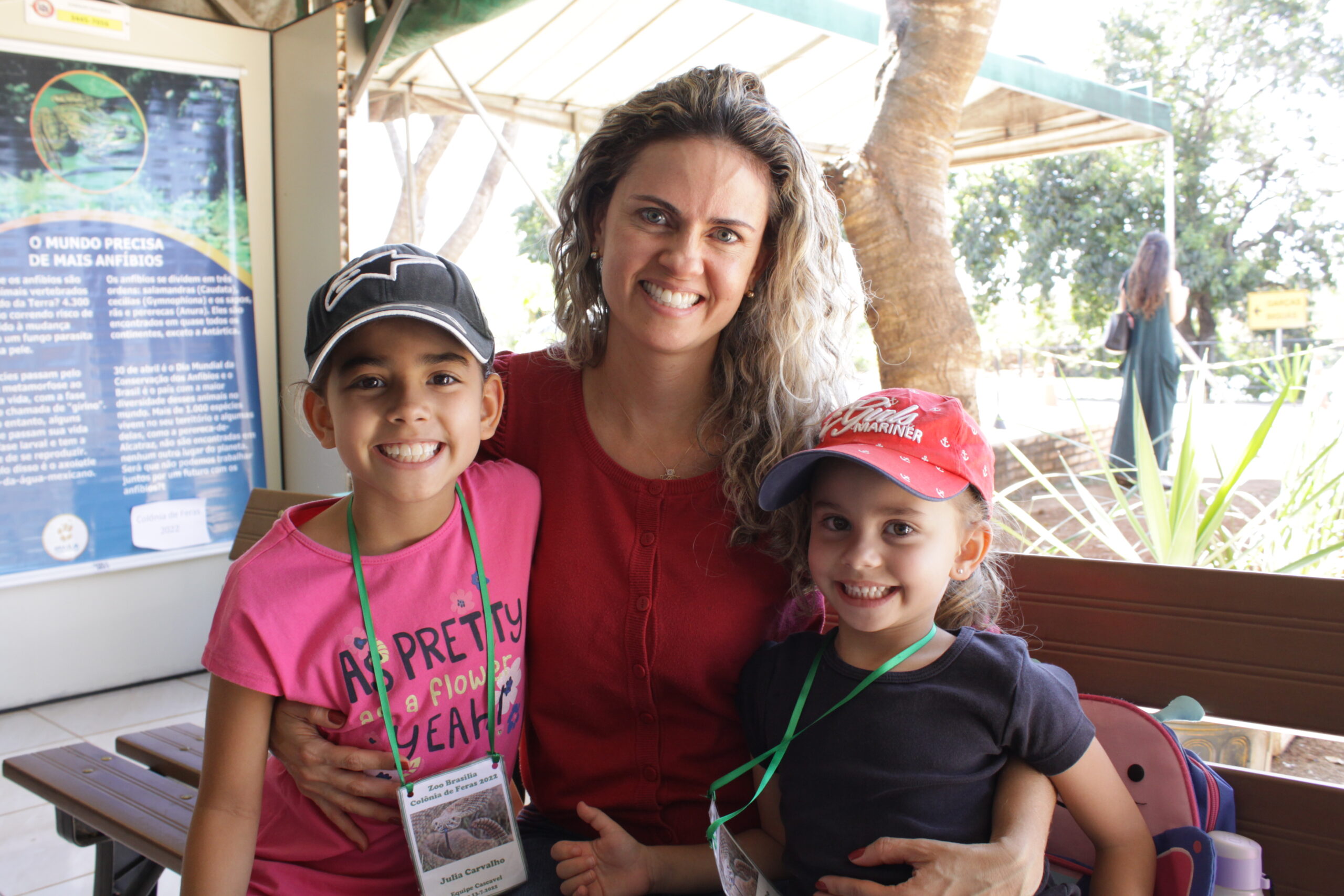 A enfermeira Cleidiane Carvalho com as filhas Julia e Thais, participantes da Colônia de Feras