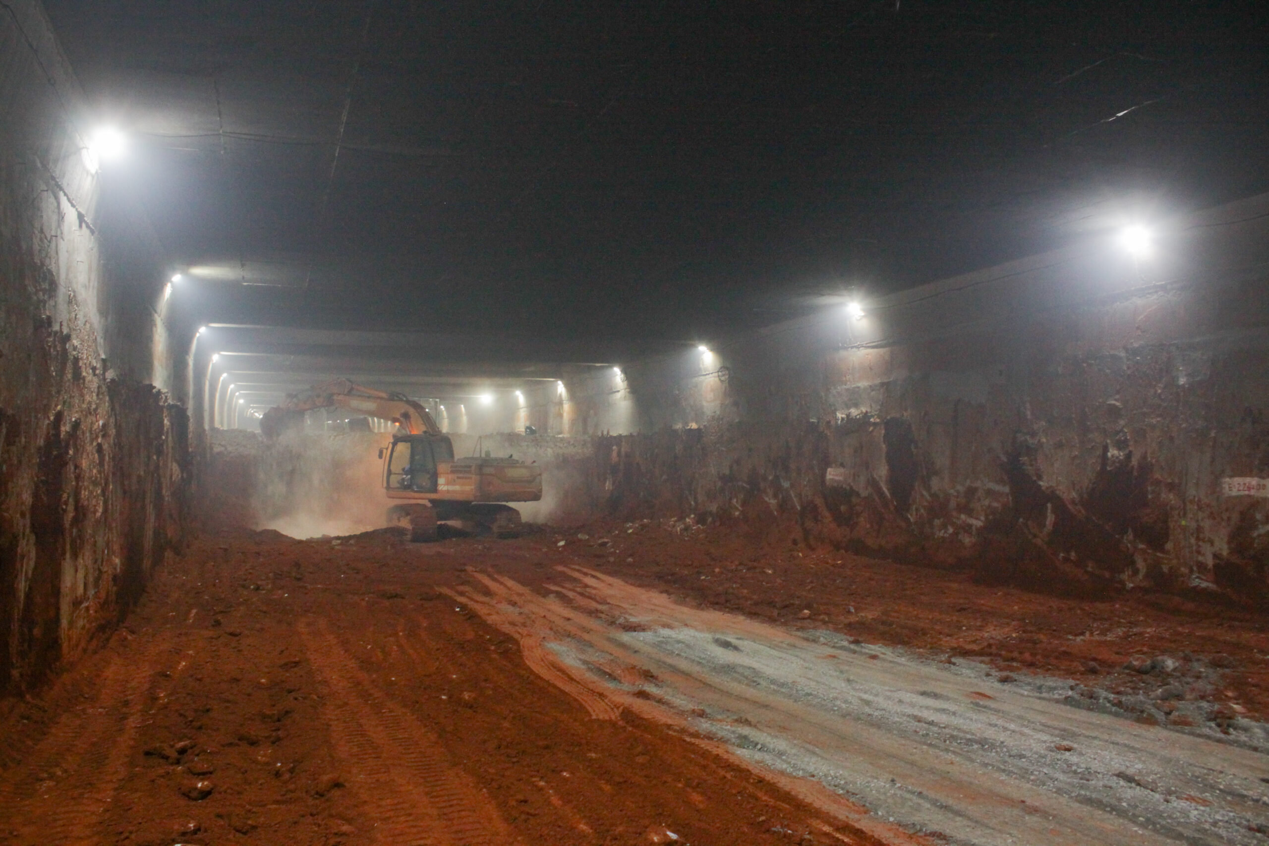 Do total de terra obtida pela técnica invertida, 108.00 m³ serão usados na laje superior do túnel | Foto: Paulo H Carvalho/Agência Brasília