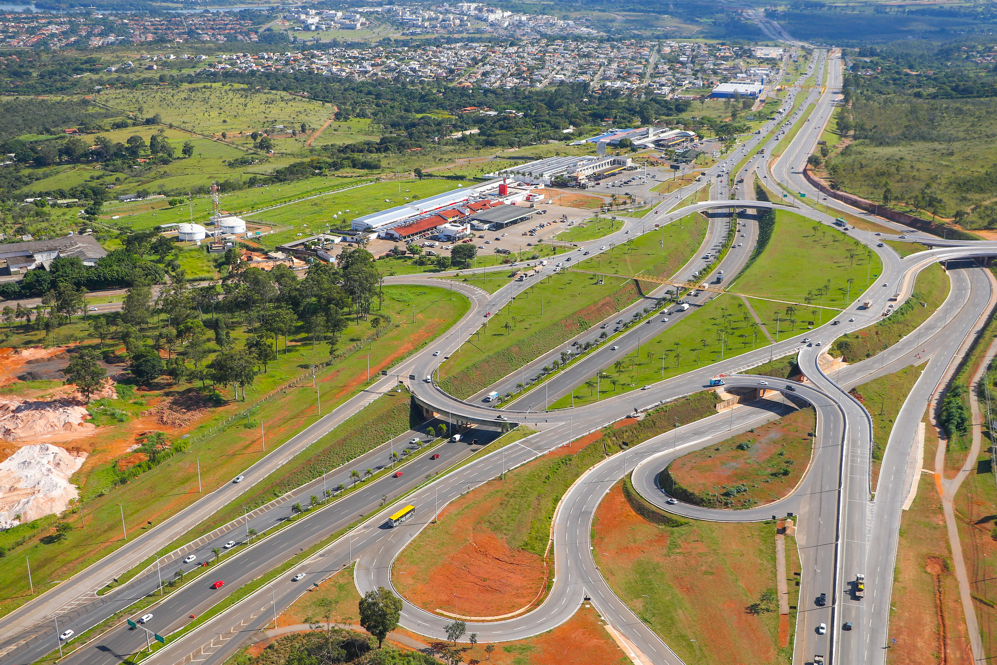 Do lado norte do DF, o Complexo Viário Governador Roriz teve sua obra concluída em abril de 2021: com 23 viadutos, beneficia mais de 100 mil motoristas diariamente