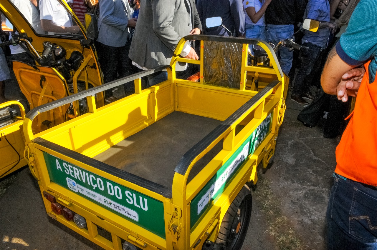 Dez ex-carroceiros trabalharão no projeto, sendo cinco operadores de veículos: todos receberão bolsa de R$ 1,9 mil por mês | Foto: Joel Rodrigues / Agência Brasília