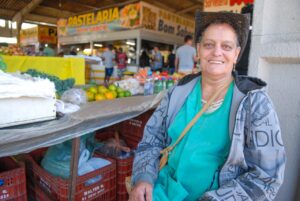 Dona de uma banca na feira, Roselita dos Santos diz que a música “melhora o clima também da feira, fica mais alegre”