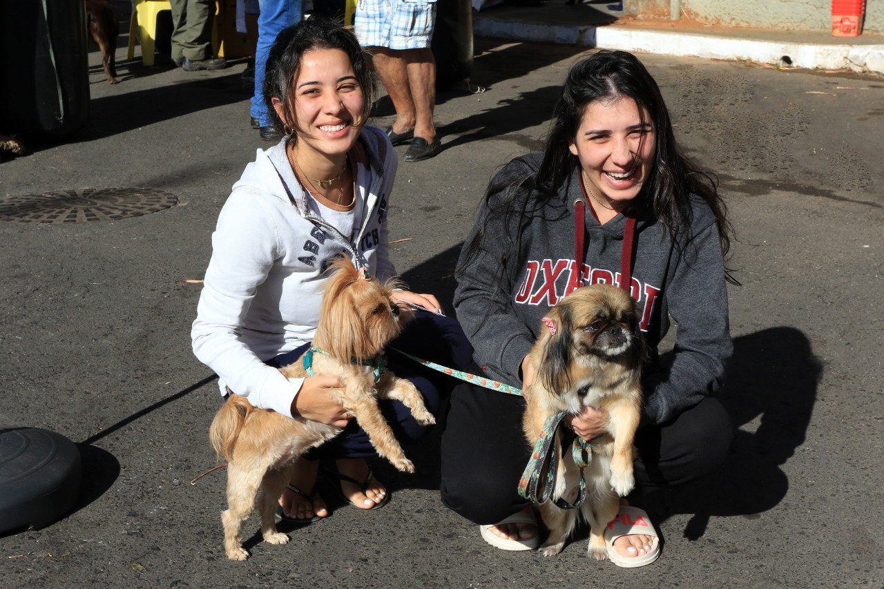 As irmãs Letícia e Carolina Braga levaram as cachorrinhas para garantir a dose anual da vacina