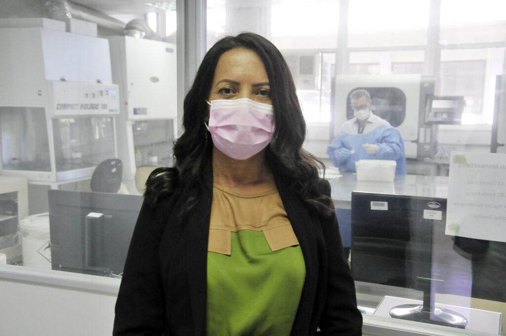 A farmacêutica e diretora Grasiela Araújo da Silva, destaca a importância do trabalho do Lacen na criação de barreiras para evitar que novas doenças se espalhem