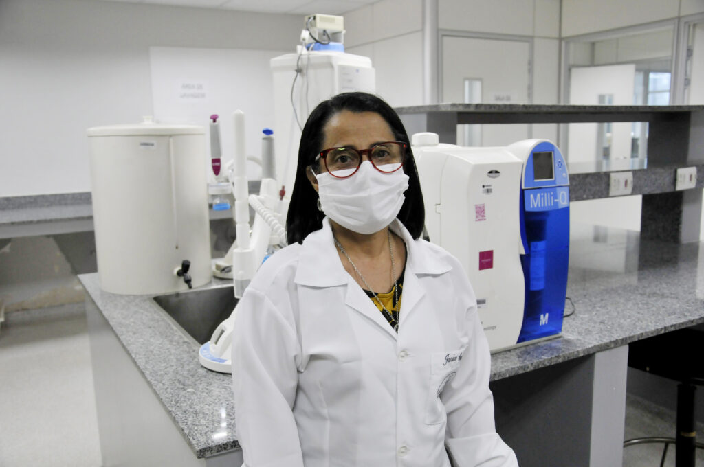 A nutricionista Janice Ramos de Sousa reforça que os produtos e as águas enviados ao laboratório de micotoxinas são analisados de forma física e química tanto em relação à matéria-prima em si como em relação às informações que estão nos rótulos