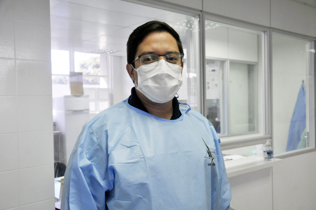 O biomédico Lucas Luiz Vieira, há seis anos no Lacen, reforça que é a partir do trabalho do laboratório que a rede pública de saúde pode agir sugerindo isolamento, vacina, políticas públicas e quaisquer outras ações de prevenção e contenção