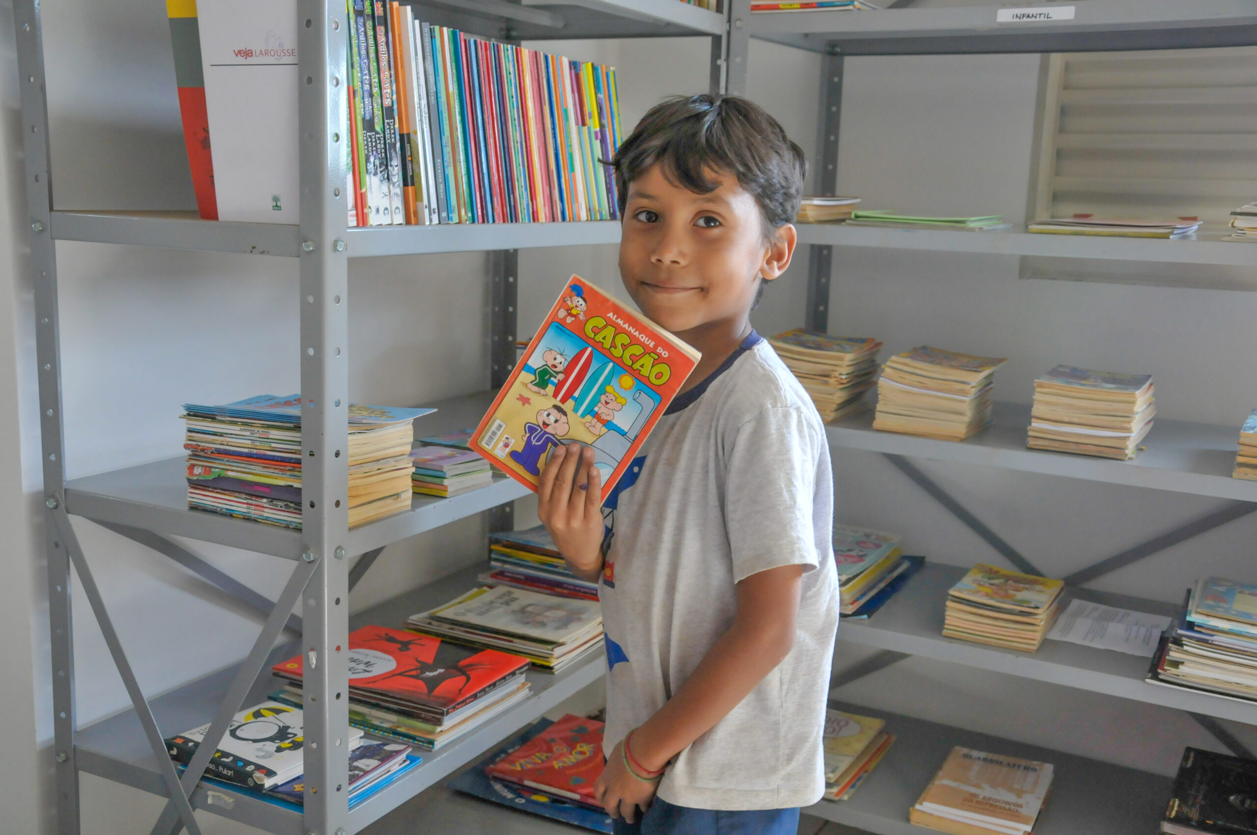 Morador do Cruzeiro Velho, Lucca Almeida, 7 anos, vai com a mãe à biblioteca comunitária no Parque Bosque do Sudoeste; suas leituras preferidas são os mangás e gibis