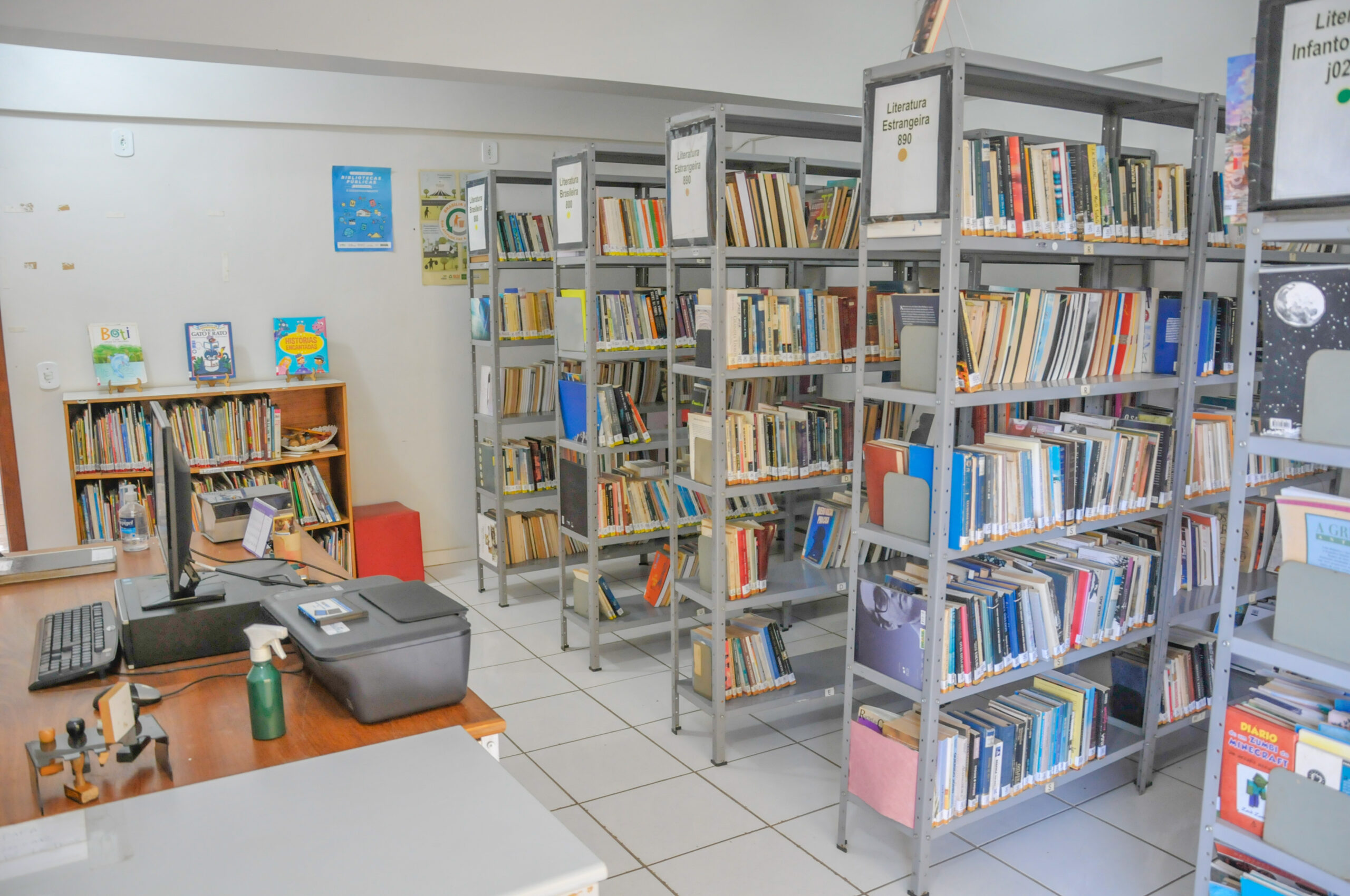 Fundada na década de 1990, a biblioteca do Guará reúne acervo literário com mais de 8 mil exemplares, expostos em duas salas | Fotos: Renato Araújo / Agência Brasília