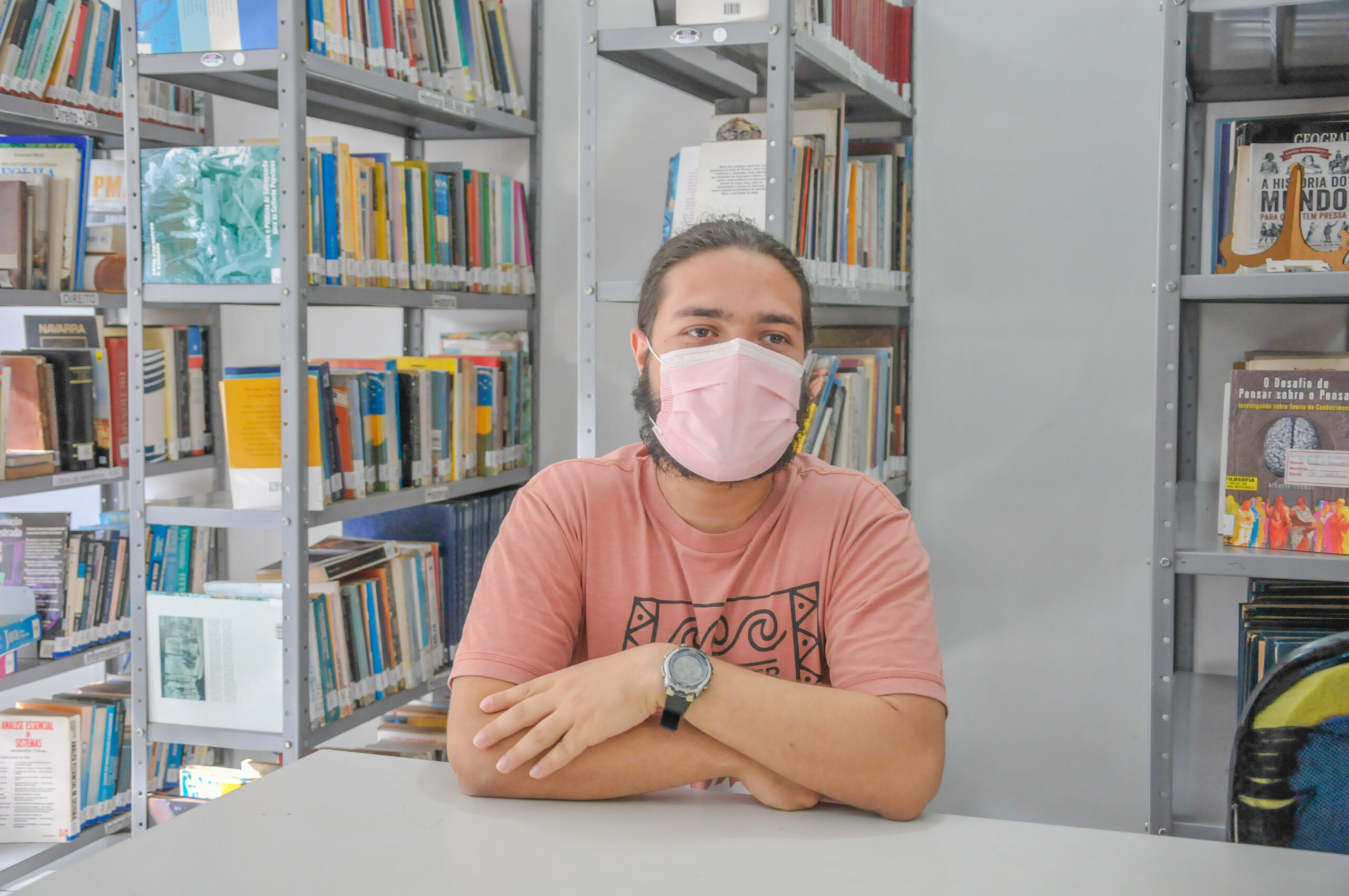 Frequentador assíduo de bibliotecas, o autônomo Tiago Barros estuda para concurso na unidade do Guará