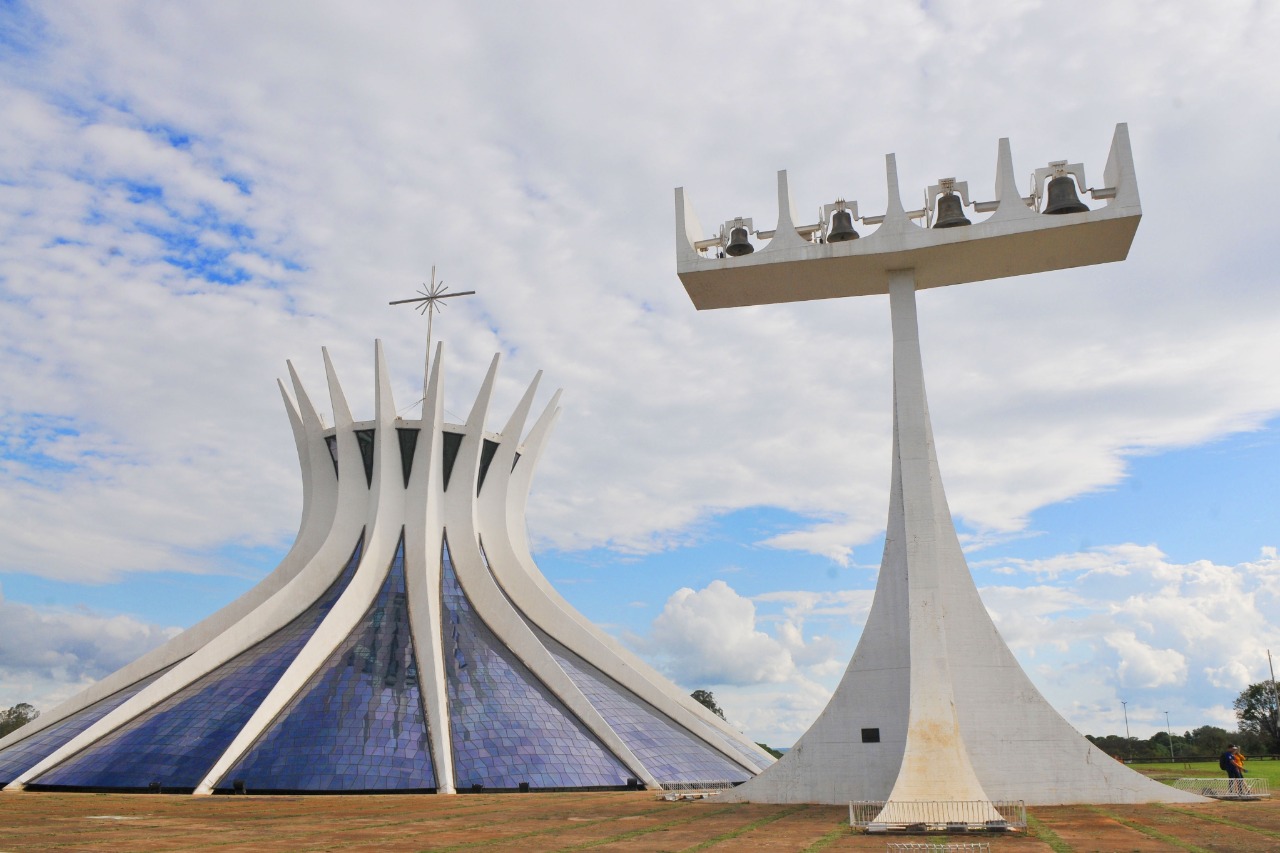 Os sinos em frente à Catedral foram doados pelo governo da Espanha | Foto: Arquivo Agência Brasília