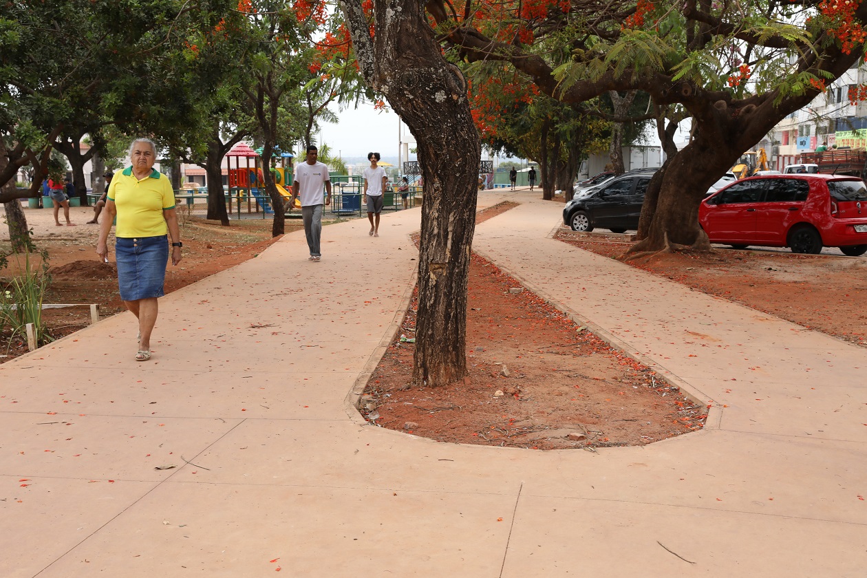 Obra foi projetada prevendo a construção de calçadas largas, para resgatar nos moradores o antigo hábito de andar pela cidade | Fotos: Joel Rodrigues/Agência Brasília