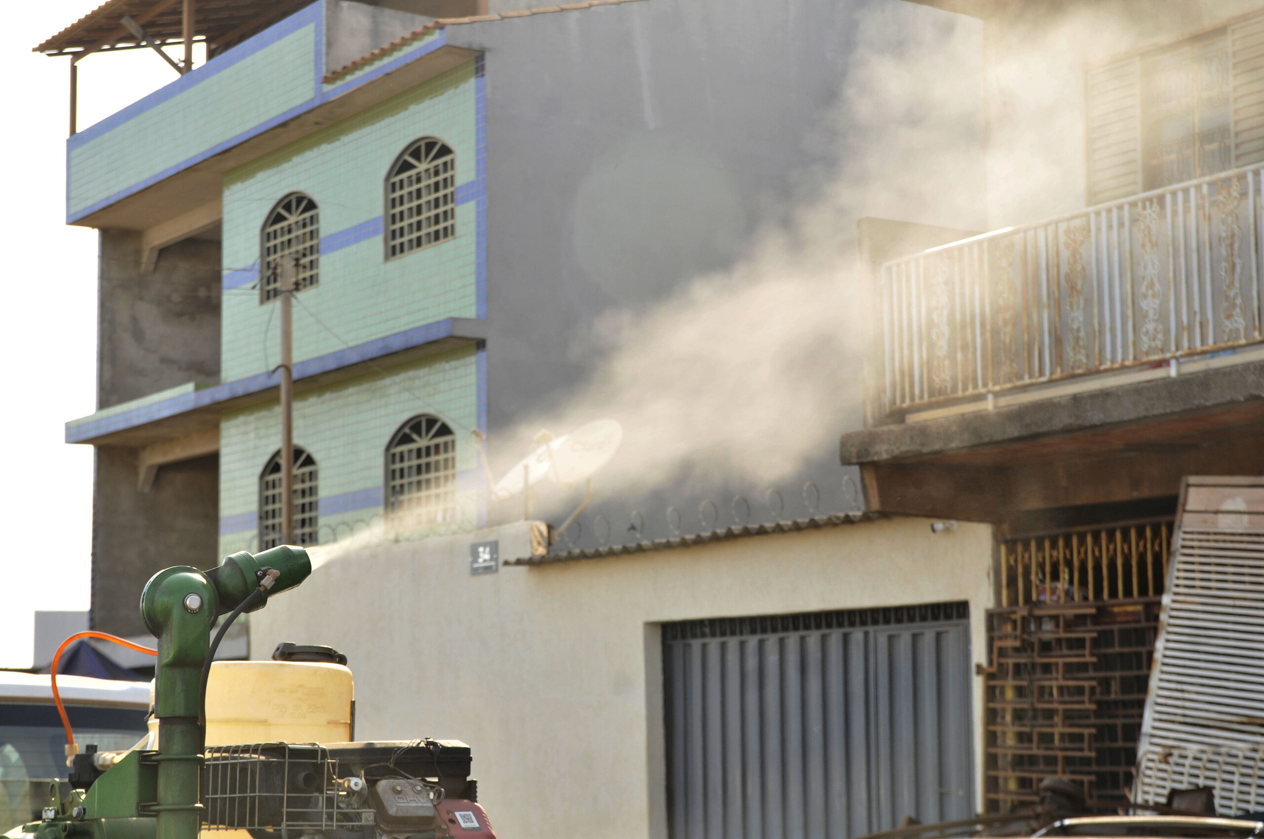 Carro distribui inseticida pelas ruas das cidades: produto é eficaz contra o mosquito que transmite dengue, zika, chikungunya e febre amarela | Fotos: Lúcio Bernardo Jr./Agência Brasília