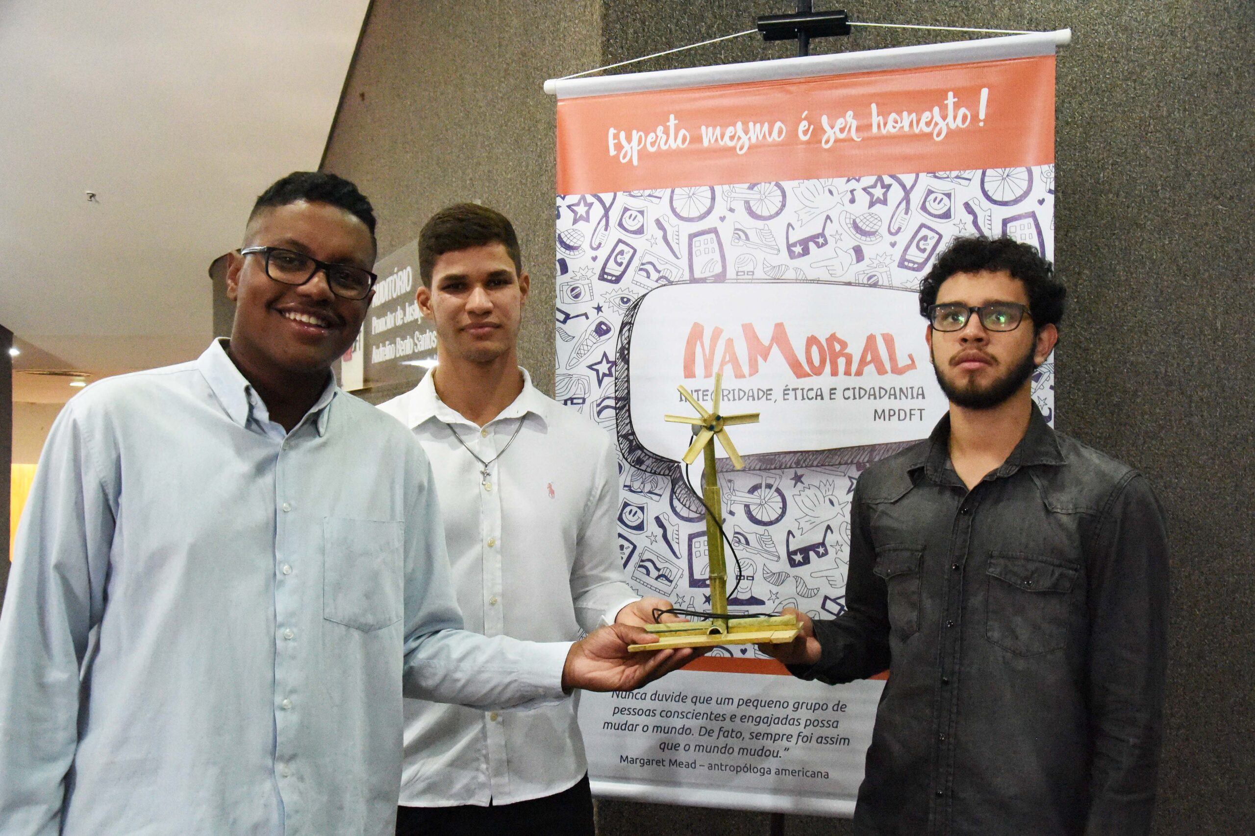 Os estudantes Augusto Santos, Walison Mateus e Eduardo Freitas apresentam o Ventilador de Bambu, idealizado no CEMI Gama | Foto: Mary Leal
