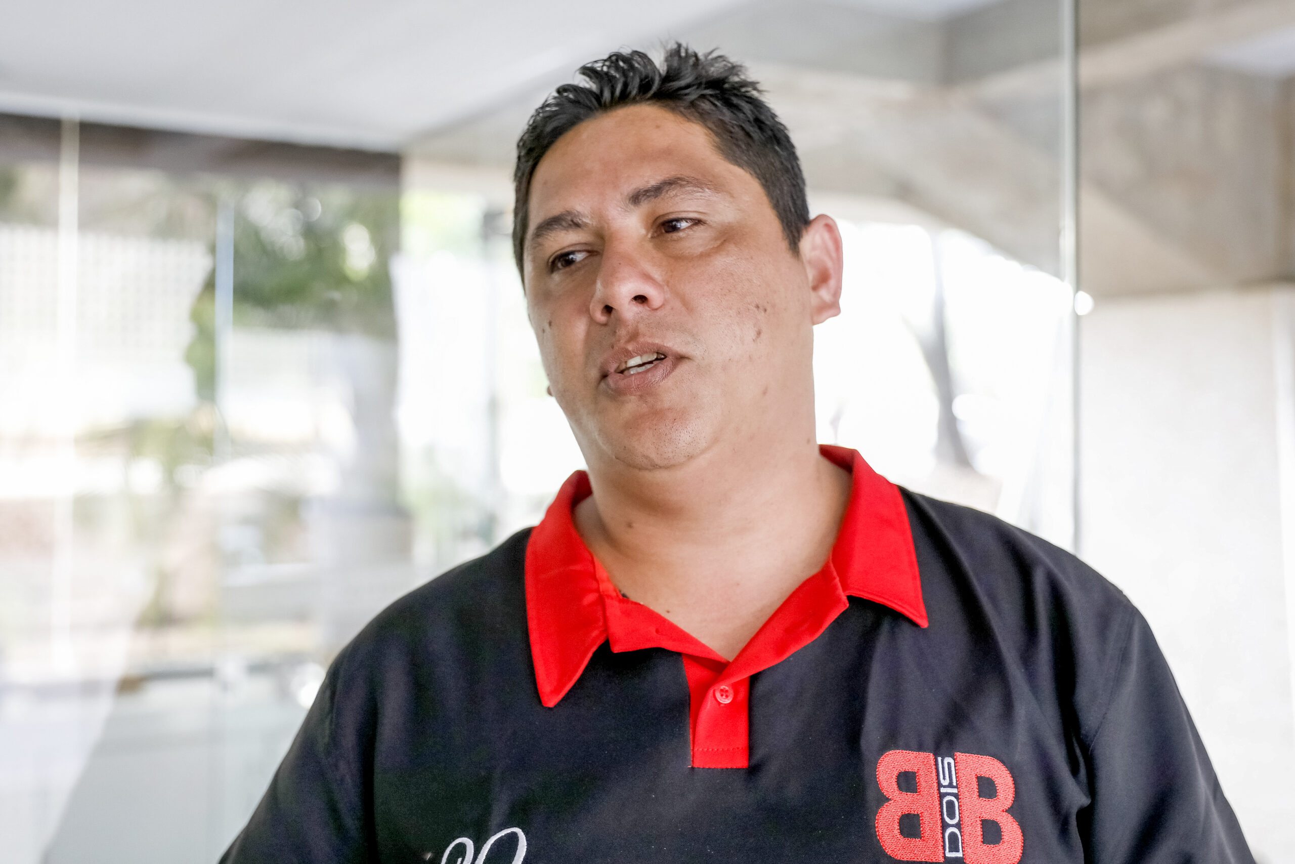 Josenes Santos, porteiro de um prédio de frente para o Eixo L na 204 Norte:  “A pista fica muito lisa e escorregadia com a queda dos frutos, o que gera muitos acidentes”