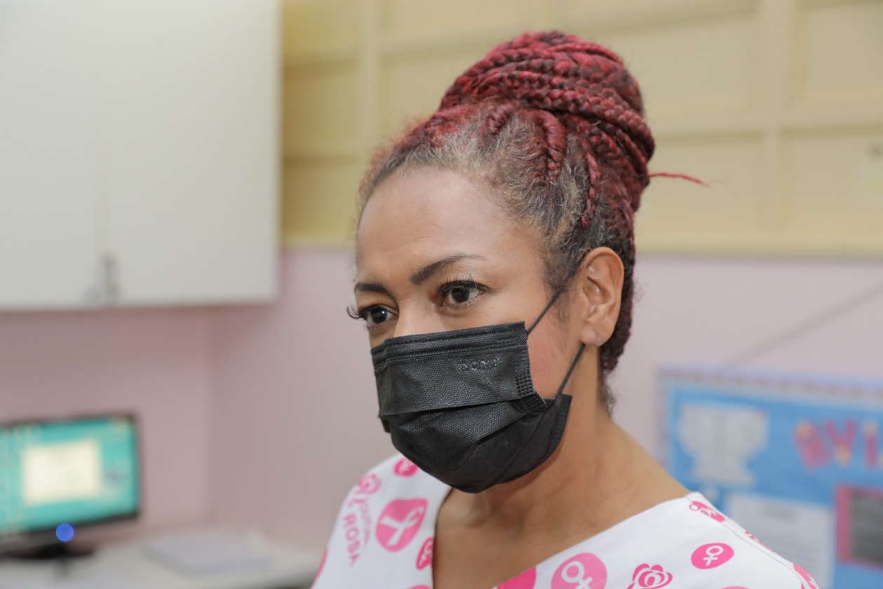 Suely de Jesus supervisiona o trabalho de nove enfermeiras obstetras no Hospital de Ceilândia: “São elas que pegam e fazem os primeiros cuidados com as mães e os bebês”