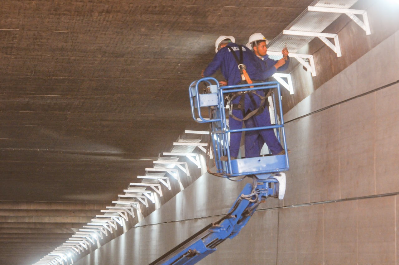 Espaçamento entre um ponto de luz e outro vai variar conforme a necessidade de maior iluminação em áreas do túnel | Foto: Paulo H.Carvalho/Agência Brasília