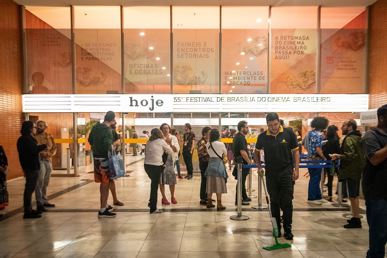 O retorno presencial do público ao Festival de Brasília do Cinema Brasileiro emocionou muitas das pessoas que lotaram as 606 poltronas do Cine Brasília