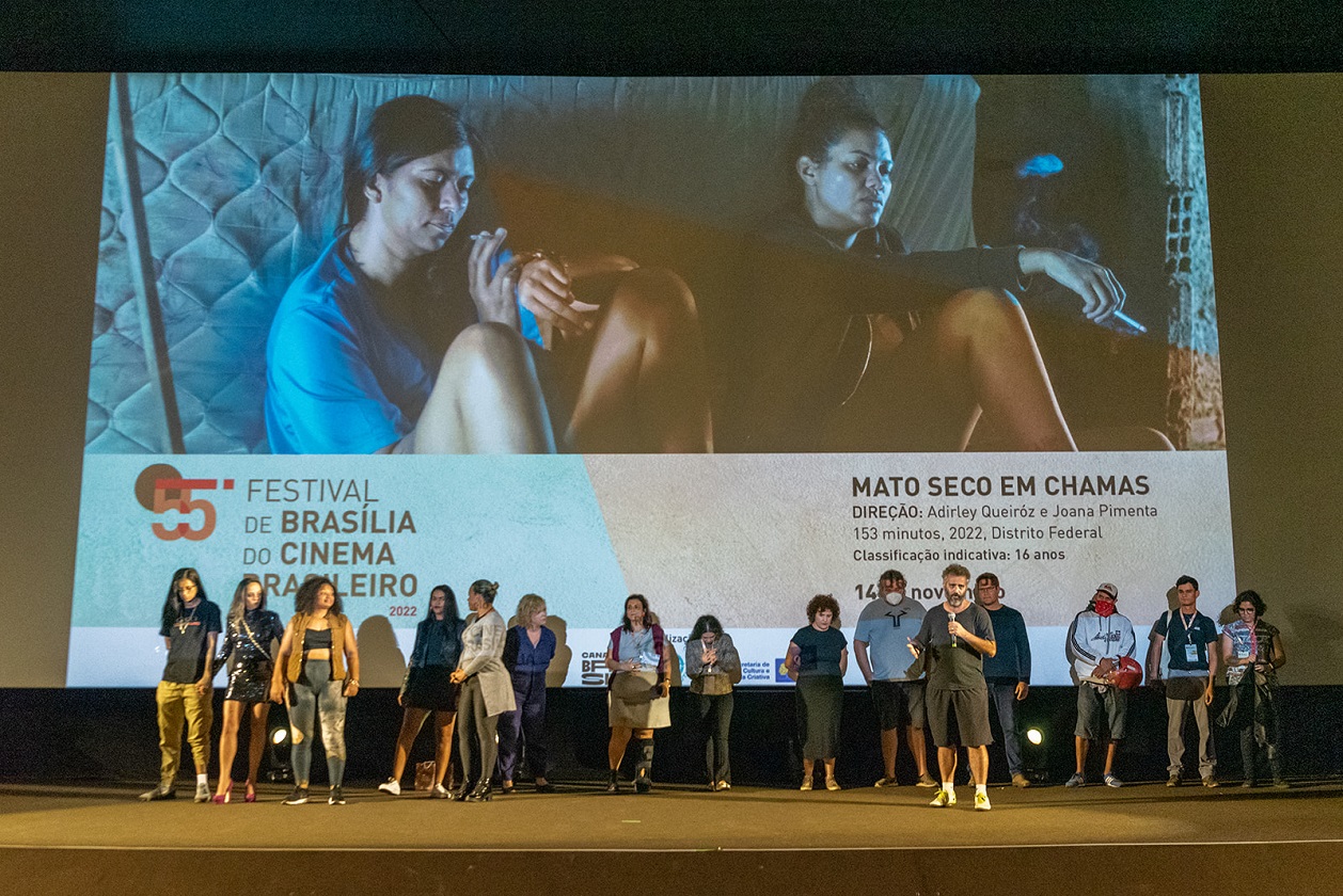No palco, a equipe de ‘Mato Seco em Chamas’: ambientado no Sol Nascente, filme de Joana Prudente e Adirley Queiróz abriu a mostra competitiva de longas