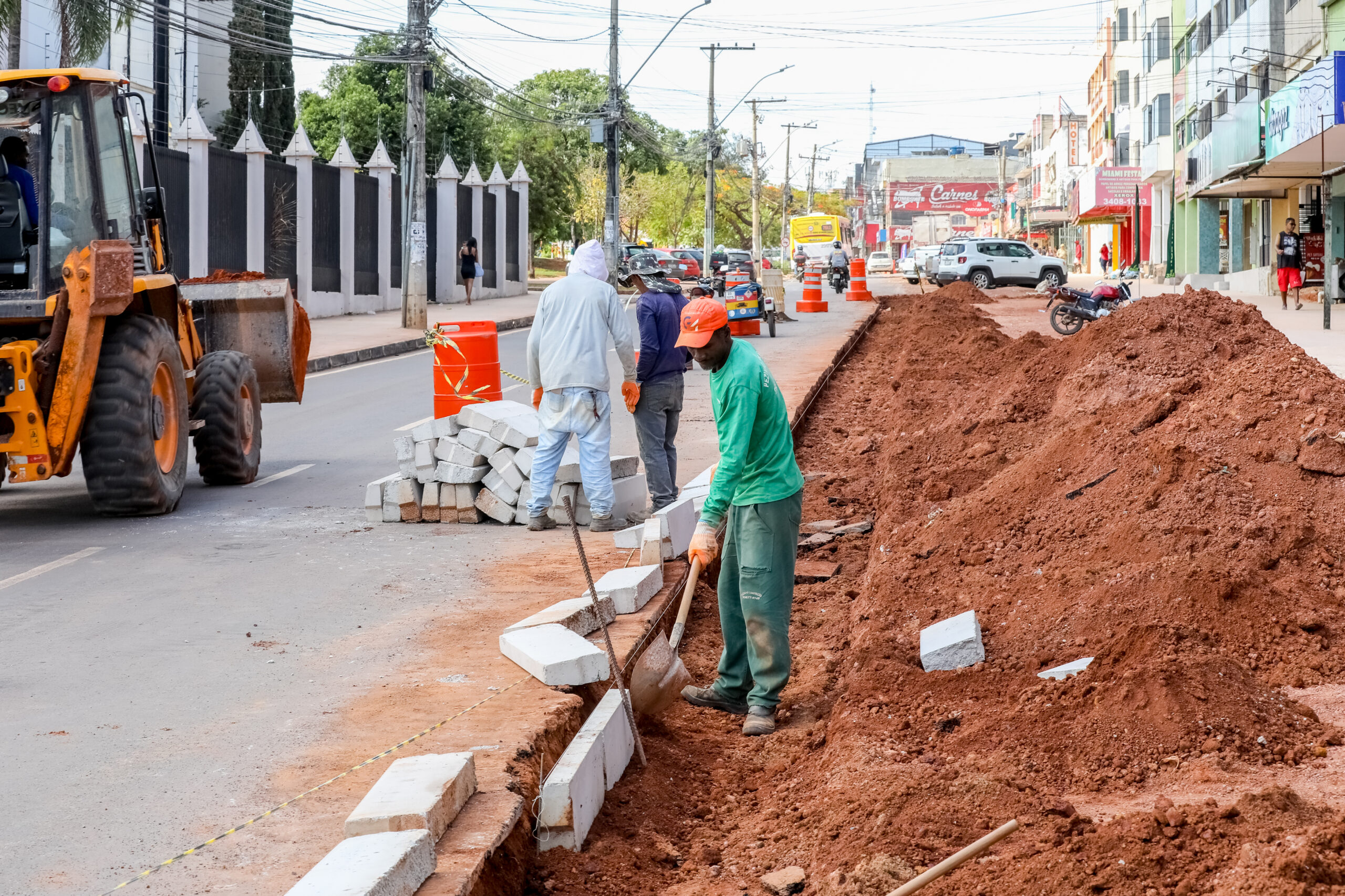 Entre as melhorias, reformas nas calçadas próximo ao comércio | Fotos: Joel Rodrigues/Agência Brasília