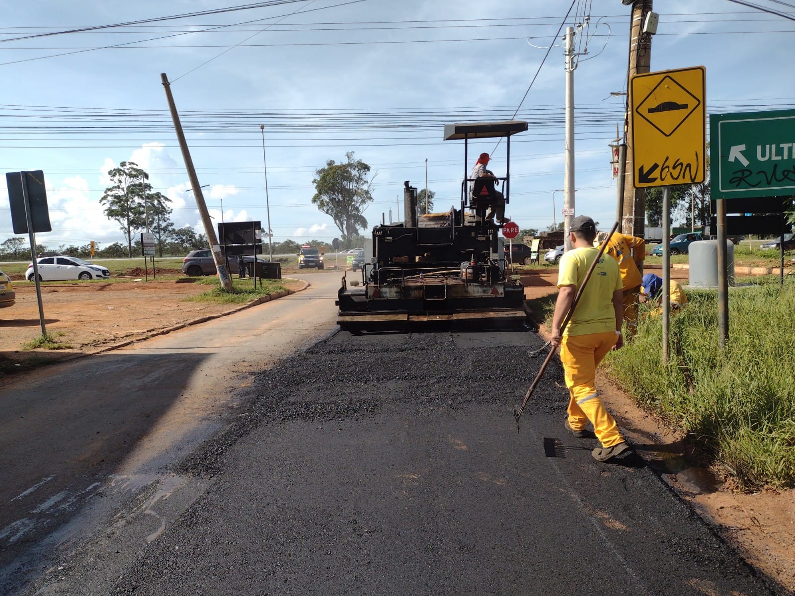 Trabalho já passou pela fase de fresagem e de recomposição do asfalto | Foto: Divulgação/DER-DF