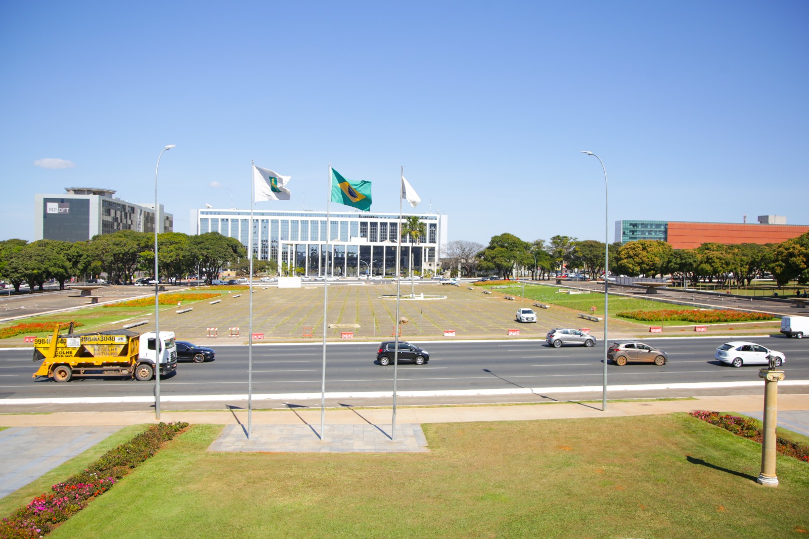 Após quase dez anos sem reformas significativas, a Praça do Buriti ganhou investimentos nesta gestão. “É fundamental mantê-la bem-cuidada”, afirma o governador Ibaneis Rocha | Foto: Tony Oliveira/Agência Brasília