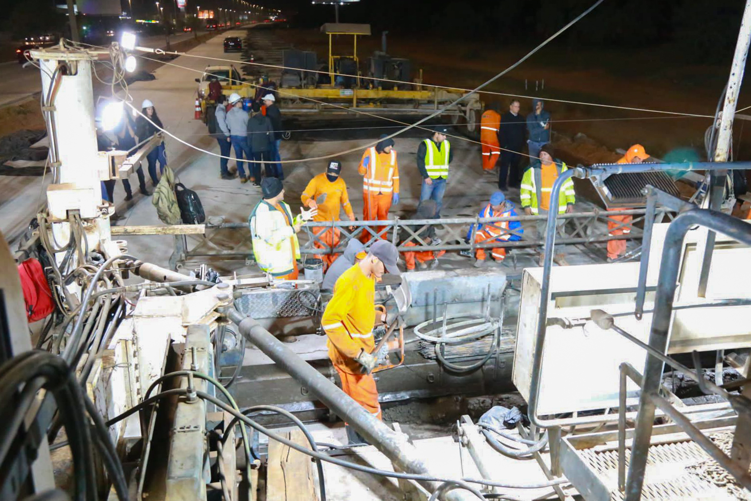 Resultado de um investimento de R$ 55 milhões, a obra de pavimentação da Via Estrutural consiste na concretagem em pavimento rígido de quase 14 km para cada lado | Fotos: Daniel Santos/Ascom Terracap