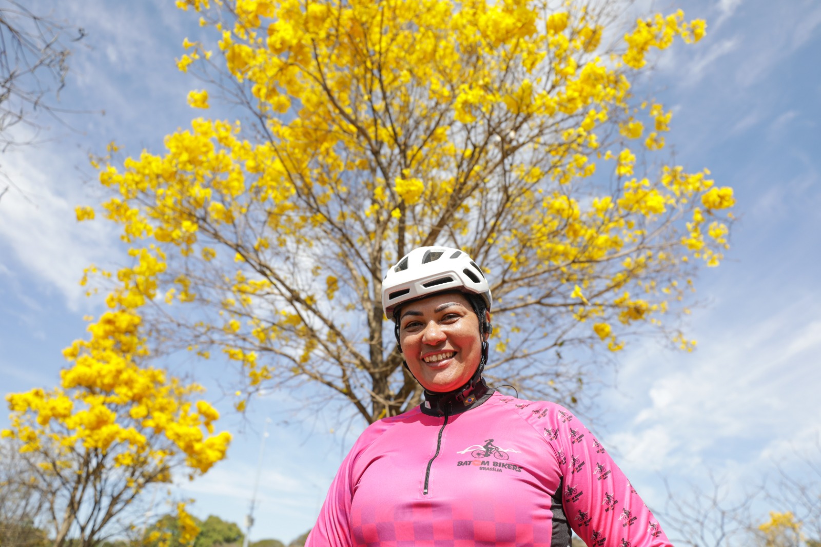 Mira Vieira interrompeu o passeio de bicicleta para apreciar os ipês amarelos na Asa Norte | Fotos: Geovana Albuquerque/ Agência Brasília