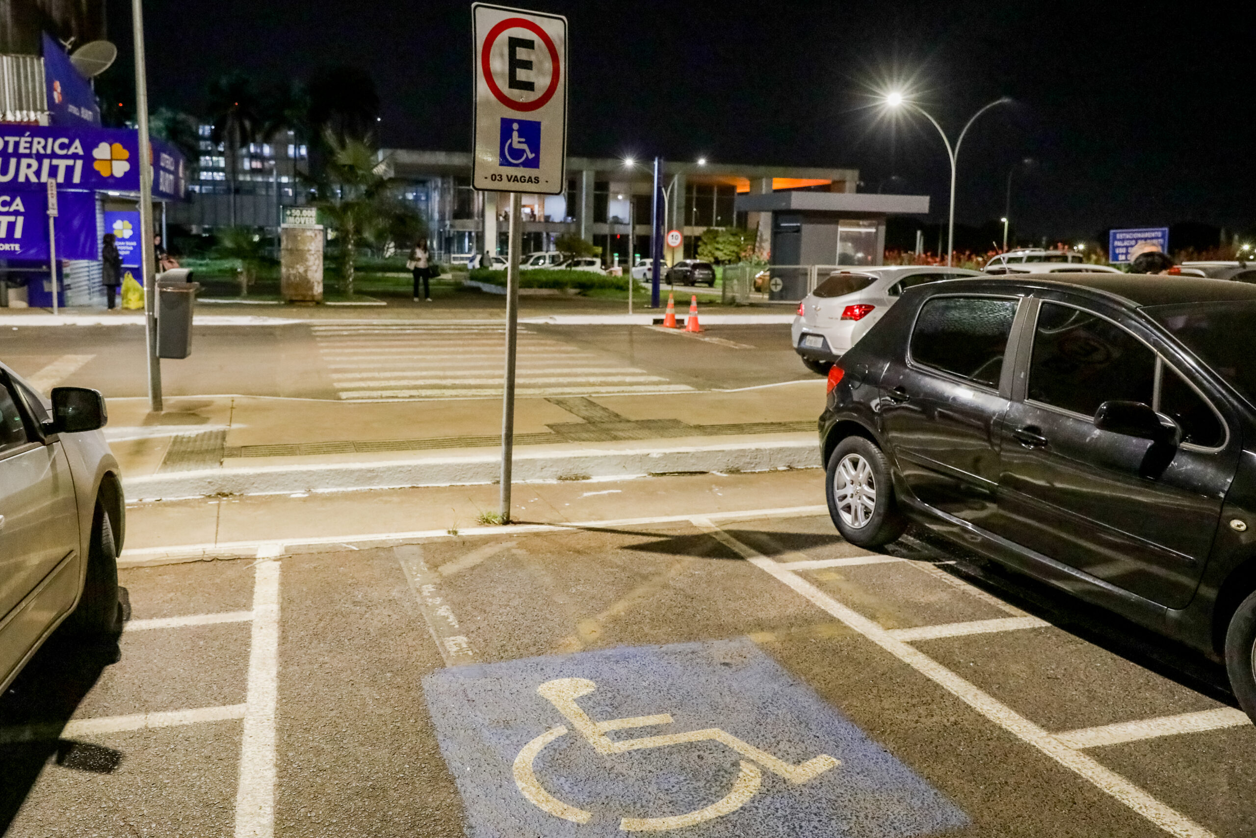 Pessoas com autismo têm direito a vagas especiais de estacionamento no DF