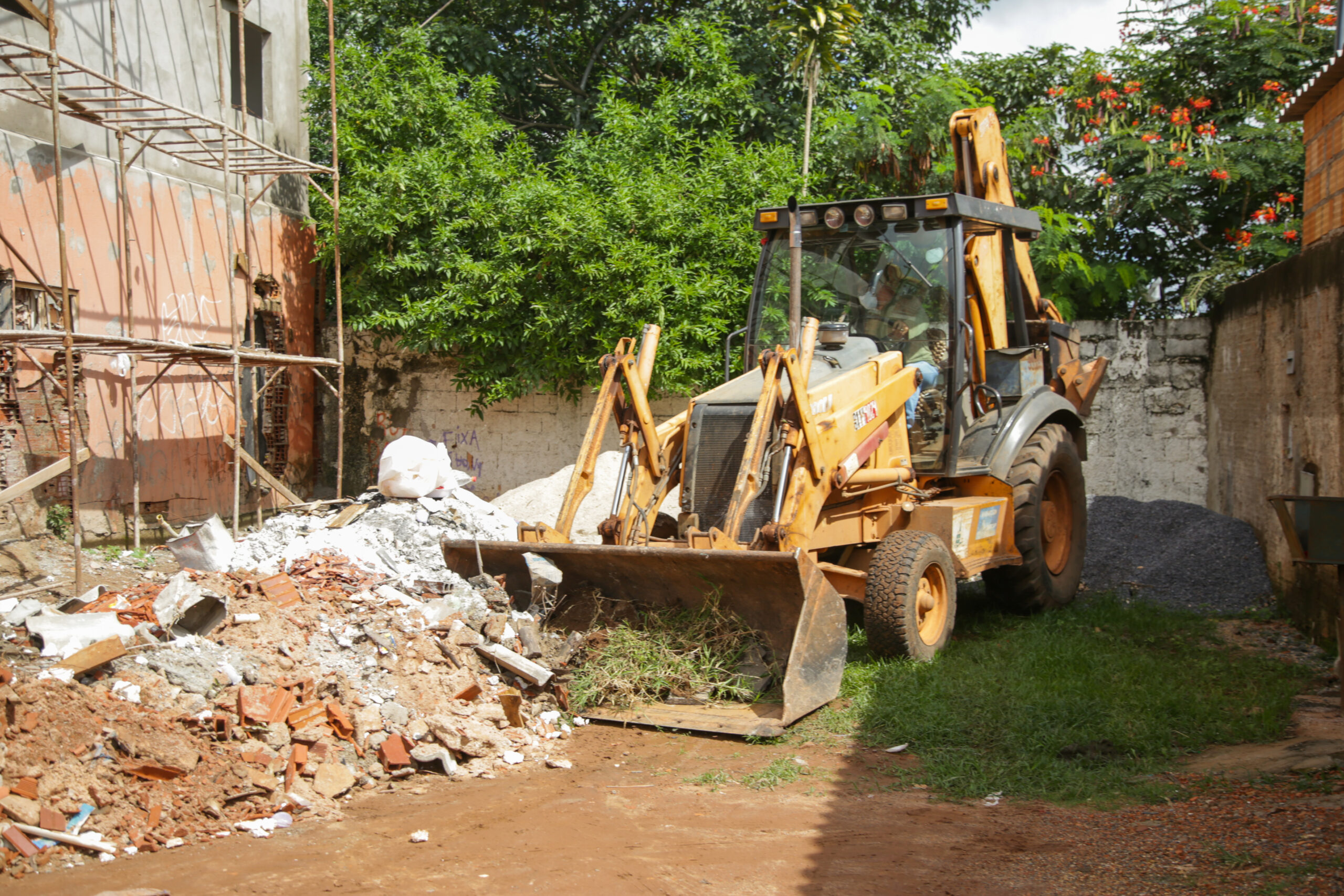 Segundo estimativa do SLU, são gastos por mês quase R$ 20 milhões com recolhimento de resíduos de construção civil e lixo em geral descartados de forma irregular | Foto: Tony Oliveira/ Agência Brasília