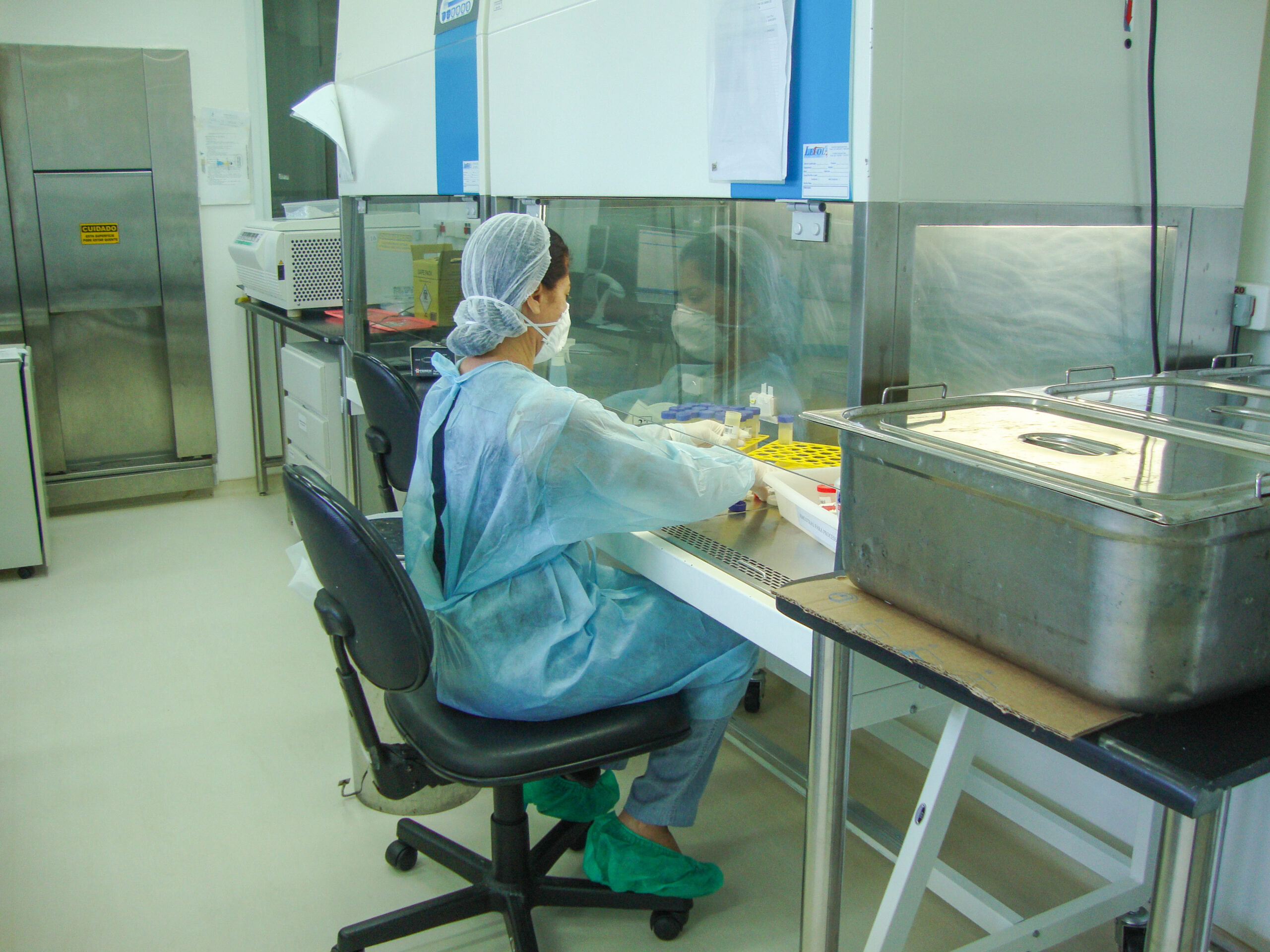 Laboratório público do DF é referência para tuberculose e biossegurança