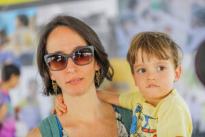 Maria Eduarda Bello com o filho de 3 anos: “Desde pequenininho a gente ensina sobre o respeito no trânsito e o quanto isso faz parte da cidadania. Essas ações do governo são importantes” | Fotos: Joel Rodrigues/Agência Brasília