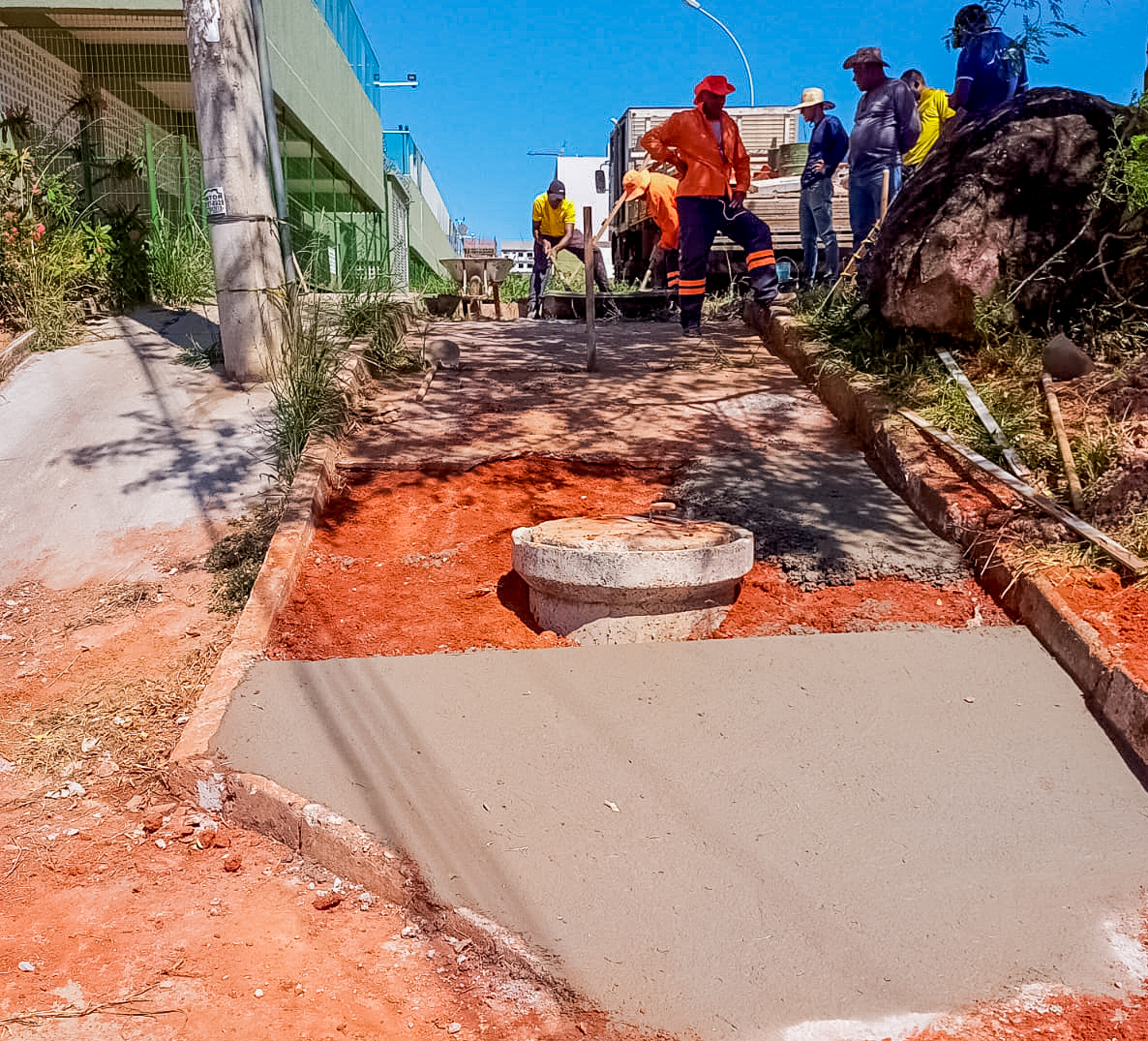 A reconstrução da rede, em Sobradinho, incluiu serviços como a instalação de bocas de lobo, meios-fios e a restauração do Poço de Visita (PV) | Foto: Divulgação/Novacap