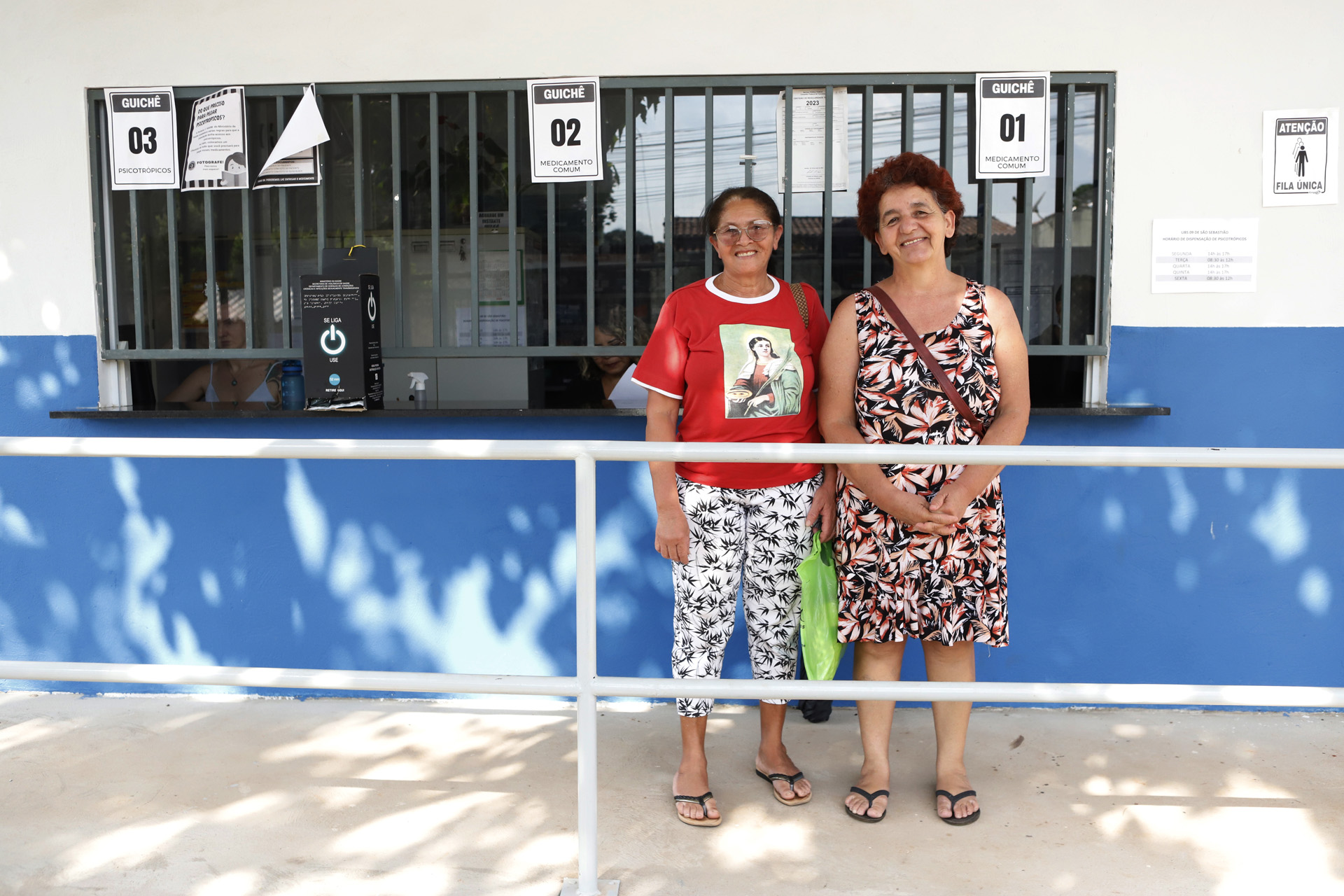 Maria dos Anjos Soares e Marilena Rodrigues elogiam a renovação da farmácia da UBS 9 de São Sebastião