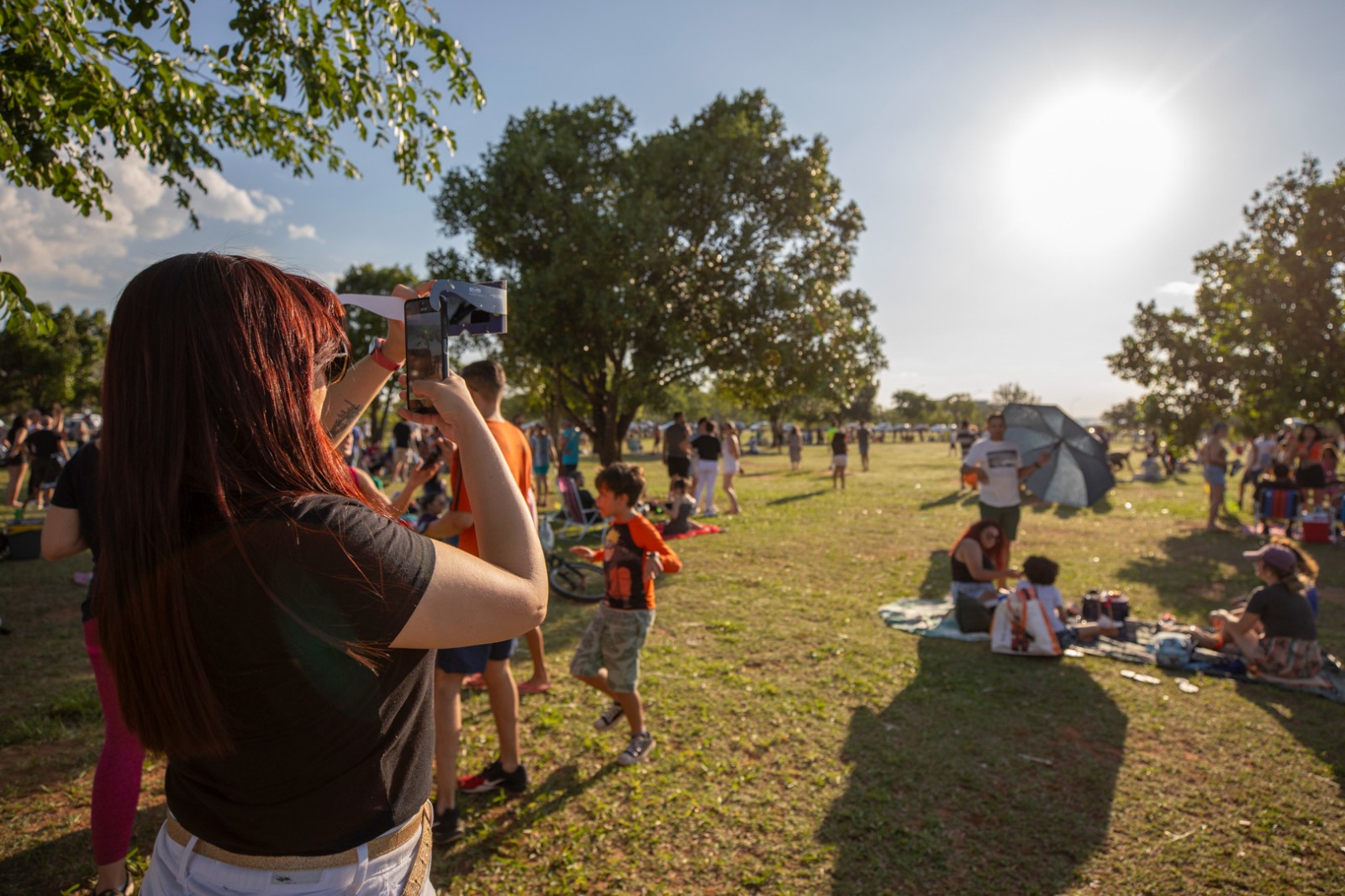 Aqueles que chegaram cedo conseguiram pegar os óculos com filtro solar para a observação e ficaram protegidos adequadamente durante todo o evento | Fotos: Geovana Albuquerque/Agência Brasília