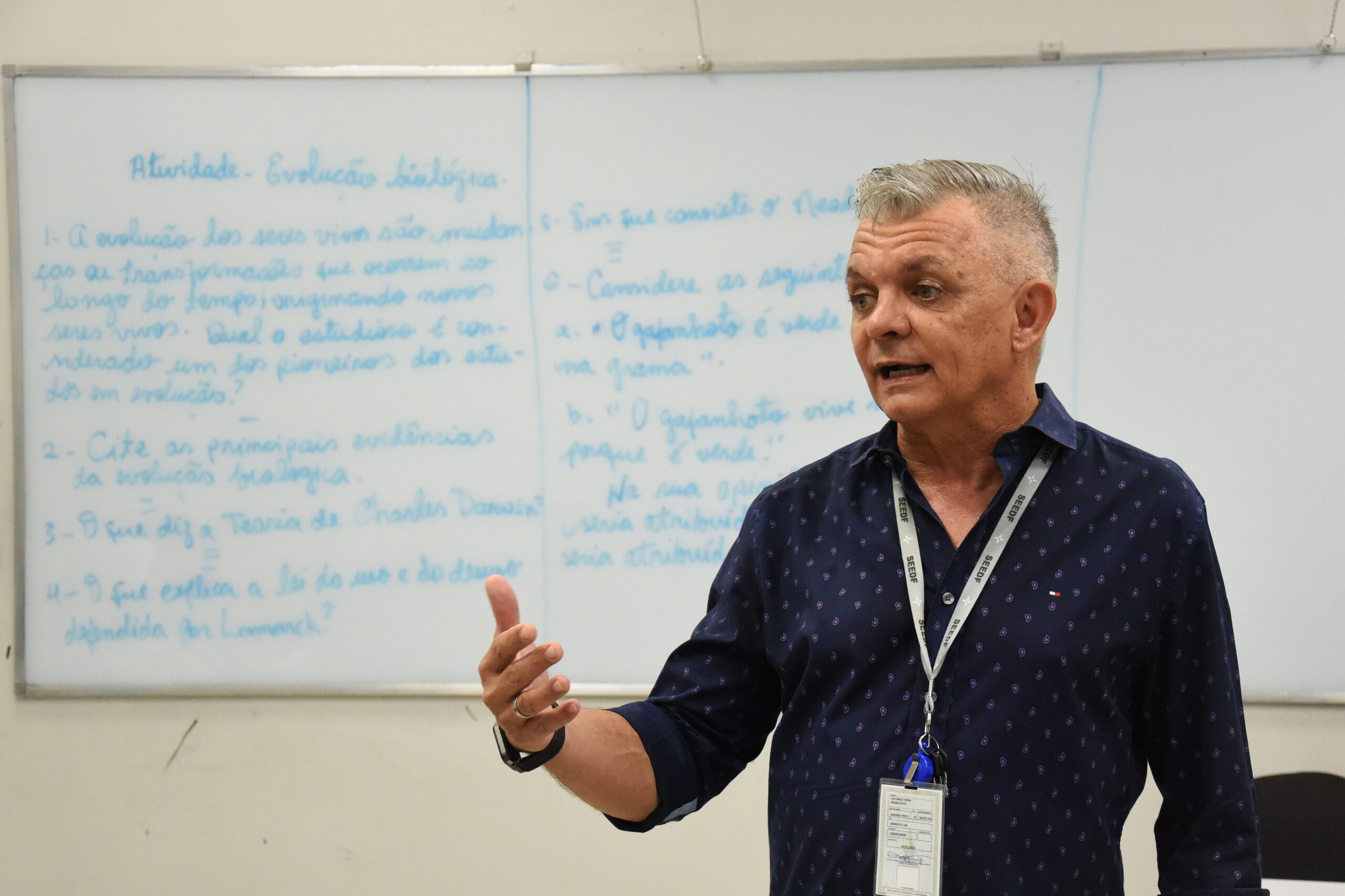 Experiência: professor Valter Nei Lima, 60 anos, dá palestras sobre Novo Ensino Médio para alunos do 9º ano do Ensino Fundamental | Fotos: Divulgação/SEE-DF