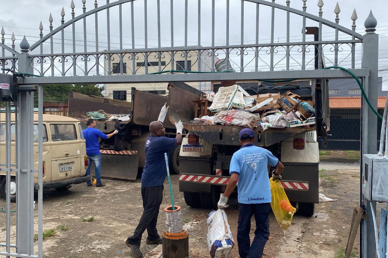 Ação conjunta retira lixo da casa de acumulador em Taguatinga