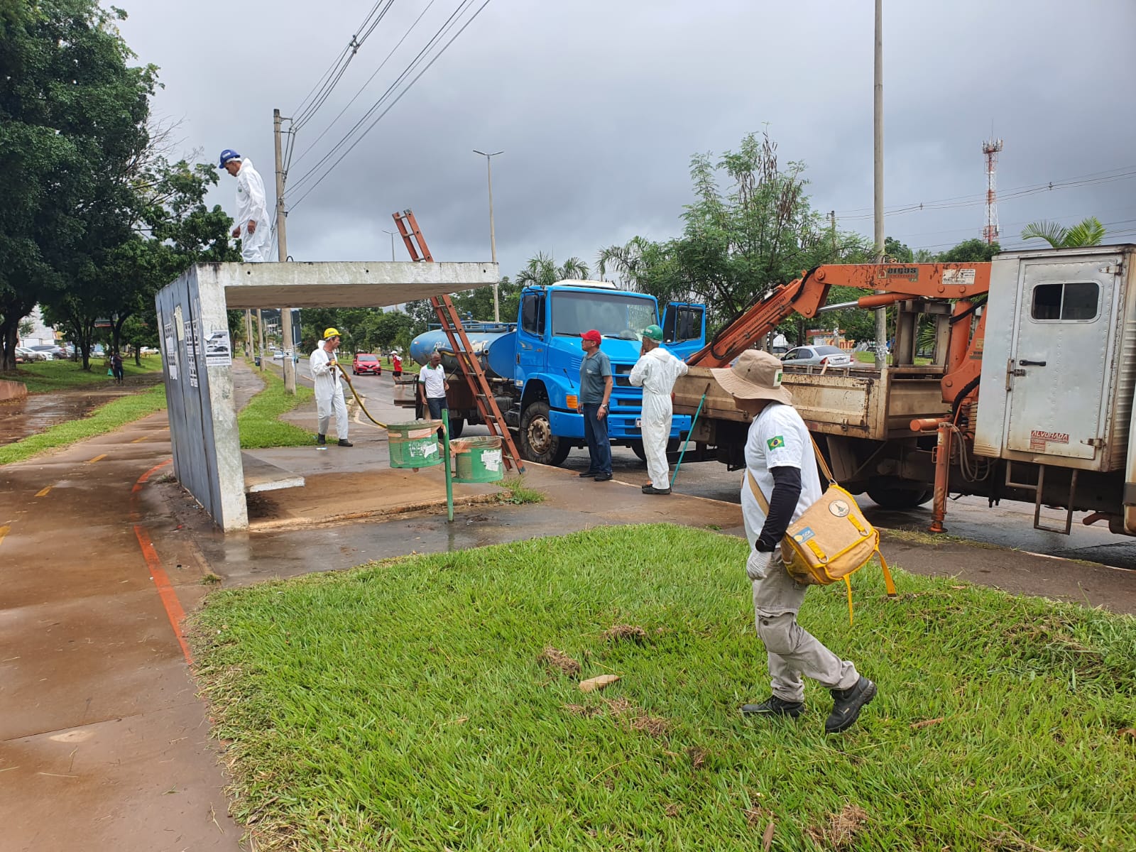 Impermeabilização e limpeza de abrigos de ônibus ajudam no combate à dengue