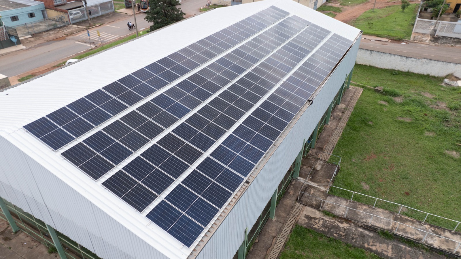 Uso de energia solar garante economia e consciência ambiental nas escolas